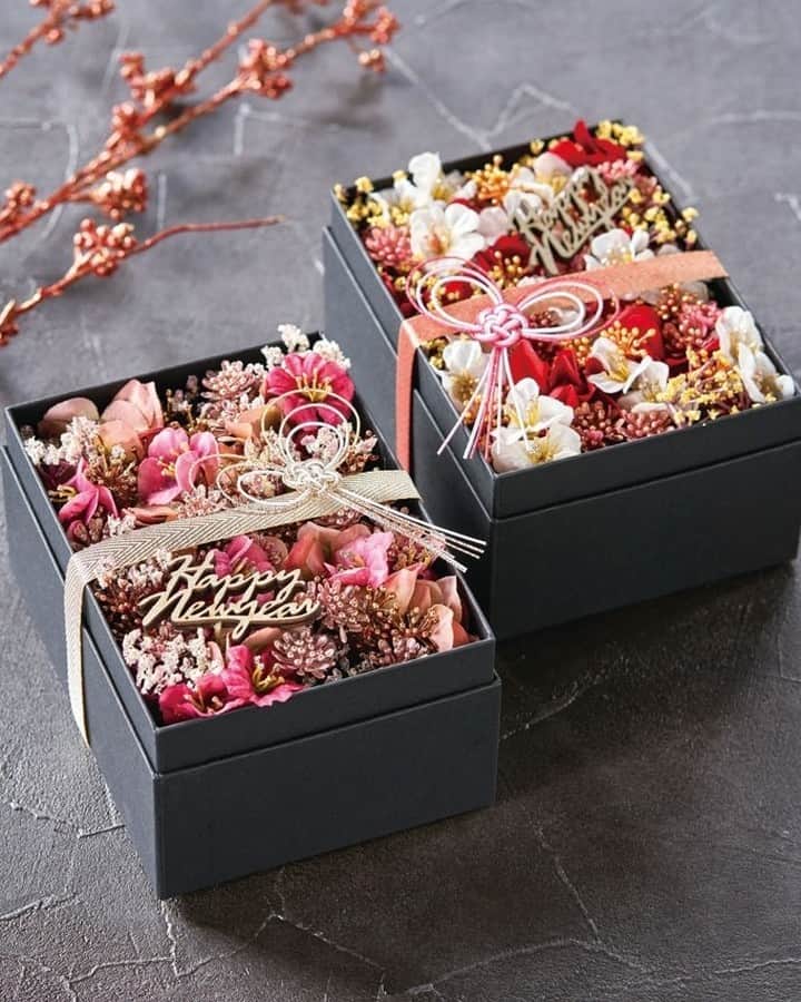 東京堂アーティフィシャルフラワーMAGIQのインスタグラム：「・ 【アーティフィシャルで季節を迎える】 ～Ｗinter Color Flower 🎍 NewYear (ウィンターカラーフラワー🎍正月）～ ・ 【ピンク】 FJ3950-2　グロッシーフラワー FJ1580-7　グロッシータイニーベリー FJ1946-16　綺羅小梅ピック FJ2568-1　煌めきかすみ草 FM5000-42　マチュアハイドレンジア MH250-18　ハート水引結び JP1220　ニューイヤーピック RT51714-1　メタリックヘリンボーン14㎜ GF49-20　パーテーションボックスS 【レッド】 FJ3950-52　グロッシーフラワー FJ1580-9　グロッシータイニーベリー FJ1946-37　綺羅小梅ピック FJ2568-4　煌めきかすみ草 FM5001-3　リベラルハイドレンジア MH250-3　ハート水引結び JP1220　ニューイヤーピック RT51714-2　メタリックヘリンボーン14㎜ GF49-20　パーテーションボックスS  ・ ・ 【ジョイフル クリスマス🎄キャンペーン】開催中！ 期間:2020年11月2日(月)〜11月30日(月) 入賞→ ６名 発表→ 12月3日(木) 、4日（金） ・ ●テーマ 【クリスマス🎅】の写真を投稿してください。 ・ 応募は簡単！ 以下参加方法にて、どなたでも参加OKです。 ◎参加方法 ① @magiq.jp をフォロー ② #magiqクリスマス2020 をタグ付けて投稿して下さい！ ・ 皆さまのご参加をお待ちしております！！ ・ ・ #MAGIQ #MAGIQのある暮らし #TOKYODO #東京堂 #アーティフィシャルフラワー #アーティフィシャル #アートフラワー #造花  #フェイクフラワー  #花 #花のある暮らし #花のある生活 #花好きな人と繋がりたい #花を飾る #インテリア #インテリアフラワー  #フラワーデザイン #フラワーアレンジメント #フラワーアレンジ #アレンジメント #artificial #artificialflower #flowerofinstagram #flowersoninstagram #花藝 #꽃스타그램 #조화 #お正月アレンジ #お正月飾り」