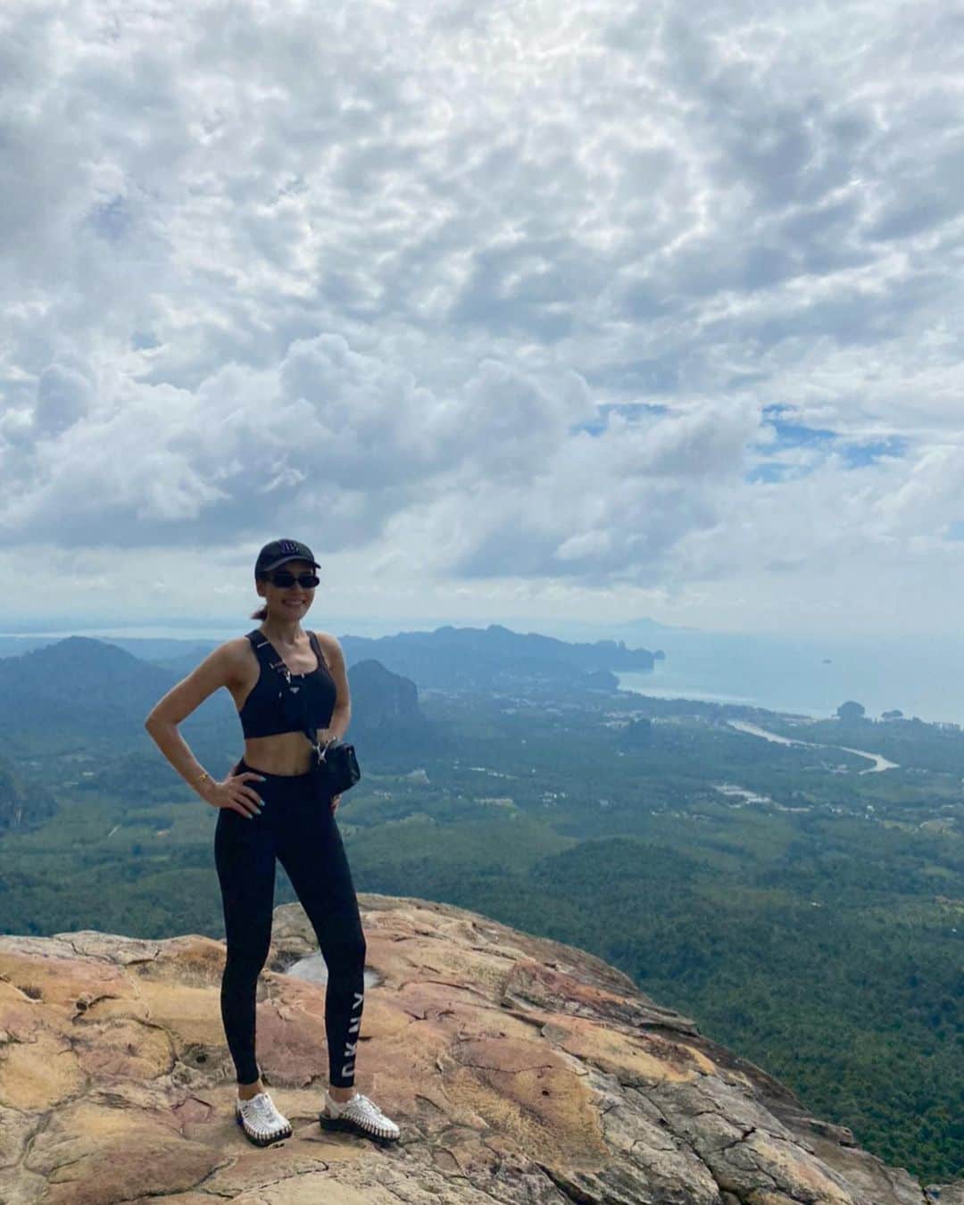 キンバリー・アン・ウォーテマス・ティアムシリのインスタグラム：「For this amazing view!! เดินขึ้น2ชมกว่า เดินลงอีก2ชม คุณพี่เค้าคิดว่าเราเป็นwonder womenแหละ 😌 @mark_prin」