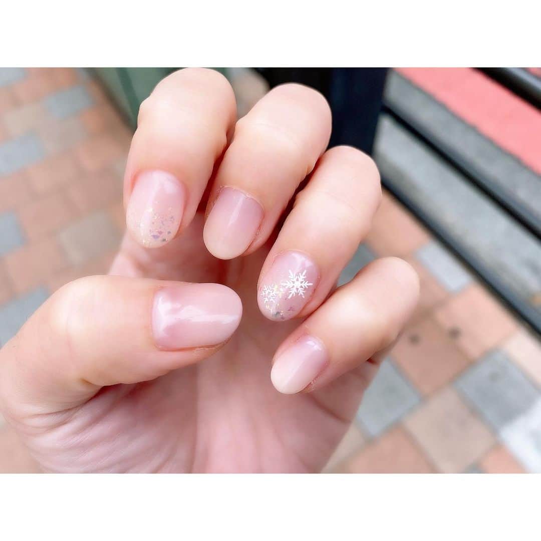 舘谷春香のインスタグラム：「久しぶりにすっごくシンプルネイルになった💅前回ボルドーで派手だったから落ち着いた🥺✨  派手なネイルも好きだけどこういうシンプルネイル結局落ち着く！どっちにしろ自己満足だけど！気分上がったので良し〜☺️✨  やらなきゃいけないことたまってきたー！明日からまた頑張ります☺️✨今週はお知らせできそうなこと沢山あって楽しみ！  #ネイル #シンプルネイル #女子アナネイル #ネイルデザイン #冬ネイル #雪の結晶 #休日 #グラデーションネイル #nail #nailart #舘谷春香 #prish #プリッシュ #ネイルチェンジ #ジェルネイル #オフィスネイル #上品ネイル #instagood #instafollow #l4l #l4likes #tagforlikes #instalike」
