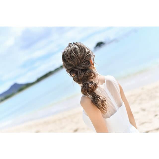 ハワイフォトウェディングのCheers Weddingのインスタグラム：「ハワイのフォトツアーならCheers Wedding ﻿ ﻿ ハワイウェディング専門のプロデュース会社だからこそ叶う。﻿ ハワイウェディングフォトツアー🌴﻿ ﻿ 【お問合せ】﻿ https://www.cheerswedding.jp﻿ ☎︎0120-128-828﻿ 平日11:00〜19:00／土日祝10:00〜19:00﻿ ***********************﻿ ﻿ ▼ウェディングパーク海外﻿ チアーズウェディングで検索﻿ ‭https://foreign.weddingpark.net/agentlist/100063‬/﻿ ﻿ ▼ウェディングフォトはこちら﻿ @cheers_photowedding ﻿ ﻿ #チアーズウエディング﻿ #ハワイウェディング﻿ #フォトウェディング﻿ #リゾートウェディング　﻿ #フォトツアー﻿ #ハワイ旅行﻿ #ハワイ挙式﻿ #ハワイ婚﻿ #cheerswedding﻿ #hawaiiwedding﻿ #日本中のプレ花嫁さんと繋がりたい﻿ #ウェディングニュース﻿ #プレ花嫁　﻿ #卒花嫁﻿ #前撮り　﻿ #後撮り﻿ #ハワイ前撮り ﻿ #ハワイ後撮り﻿ #結婚準備﻿ #ハワイフォトツアー﻿ #ウエディングフォト﻿ #フォトウェディング﻿ #ハワイハネムーン﻿ #ハネムーンフォト﻿ #ウェディングフォト ﻿ #花嫁へア」