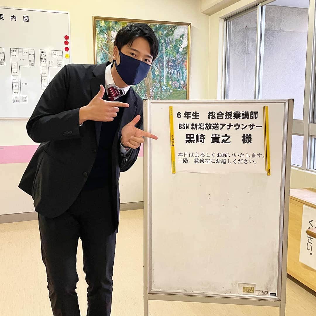 黒崎貴之のインスタグラム：「ㅤㅤㅤㅤㅤㅤㅤㅤㅤㅤㅤㅤㅤ 今日は新潟市の小学校へ🏃‍♂️﻿ 総合授業の講師として伺いました✨﻿ ﻿ 講師になれるほど大したことない自分の話を﻿ しっかり聞いてくれて嬉しかった😆✨﻿ プライベート黒崎を見たことある子が意外にいて ビックリ‼️﻿ プライベートもしっかりせねば😂笑﻿ ﻿ ニュースやリポート体験も上手で、﻿ こっちが学びますよ。本当に。﻿ ﻿ 学校行って話すの楽しいなー☺️﻿ ﻿ #BSN﻿ #新潟﻿ #小学校﻿ #講演﻿ #意外に﻿ #みんな﻿ #リポート上手い﻿ #炙りカルビ10回言えますか﻿ #の挑戦状を受け﻿ #2回目でミス﻿ #今でも後悔﻿ #明日から猛特訓 #炙りアナウンサー﻿ #黒崎貴之」