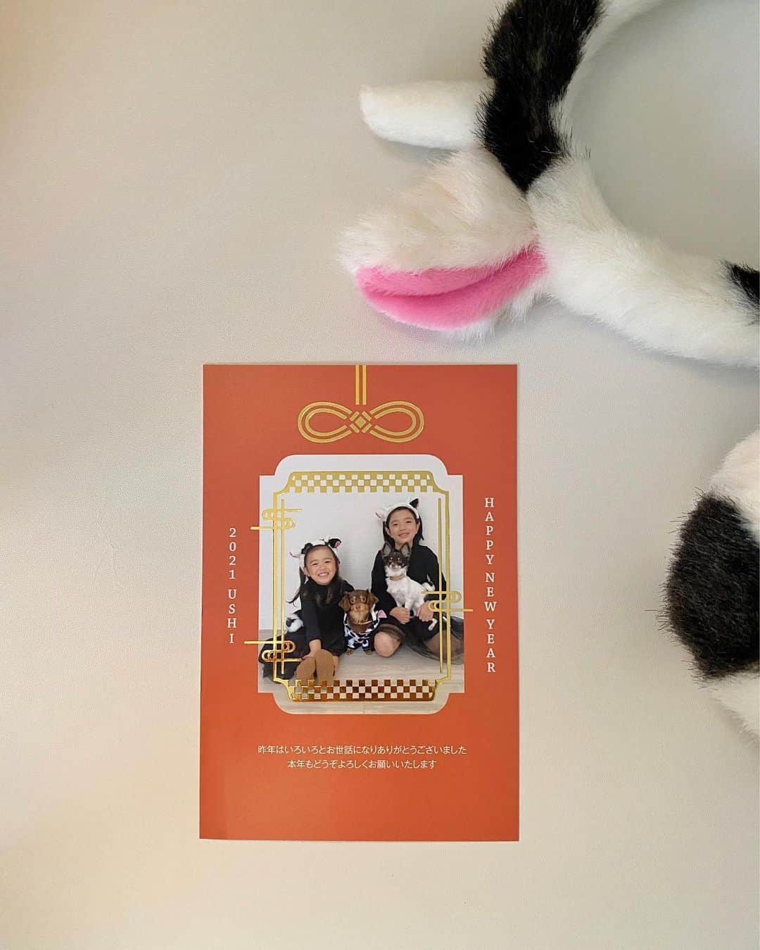 のインスタグラム：「🐄 今年は早めに年賀状の準備ができました💌 @nengakazoku 「年賀家族」はデザインバリエーションの多さが業界最多の10万点以上！ デザイン選び、カラー選びととっても楽しかった〜！ デザインの豊富さだけでなく、用紙品質やサポート品質にもこだわっていて、操作も簡単なのであっという間に素敵な年賀状が作れました✨ 個人的に嬉しいなと思ったのが、安心の再印刷保証がついているところ。 不良品はもちろんだけど、こちらの編集ミスも無料で再印刷してくれます🥺 . 私が選んだデザインは、「HAKU」✨ 箔押しされていてキラキラしているのでおめでたい年賀状にぴったりでした！ . #年賀状作り#年賀家族#年賀家族2021#pr#年賀状#丑年」