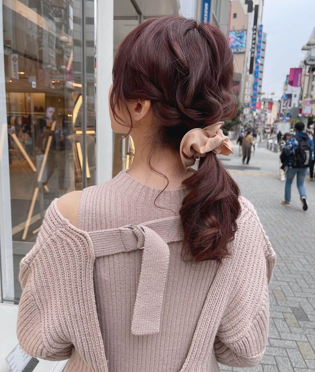 佐々木舞音のインスタグラム：「. 🐱💕 . アレンジもお洋服もかわいすぎた！ . #ヘアアレンジ#ポニーテール #サロモ  . archive」