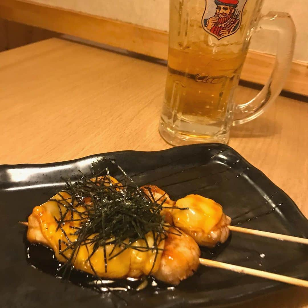 鳥二郎のインスタグラム：「今日もみなさんお疲れ様です🐔 . もちチーズ♪ 甘塩っぱいタレがチーズとおもちと合っておいしい!! 女性人気が高いですね🥰  #大山どり #焼き鳥 #焼き鳥もも #晩酌  #鳥二郎  #居酒屋 #居酒屋グルメ #居酒屋好き」