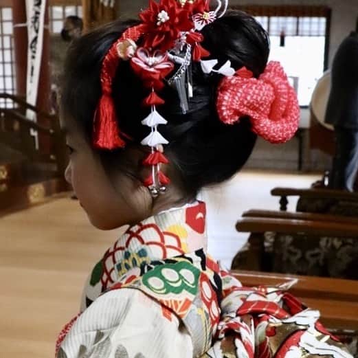市川ショウのインスタグラム：「娘の七五三無事終了ー！ あえての新日本髪が可愛すぎて、着物の良さにも改めて気づき、泣いたり笑ったりのとっても素敵な日になりました。 「和」いいなぁ。。。」