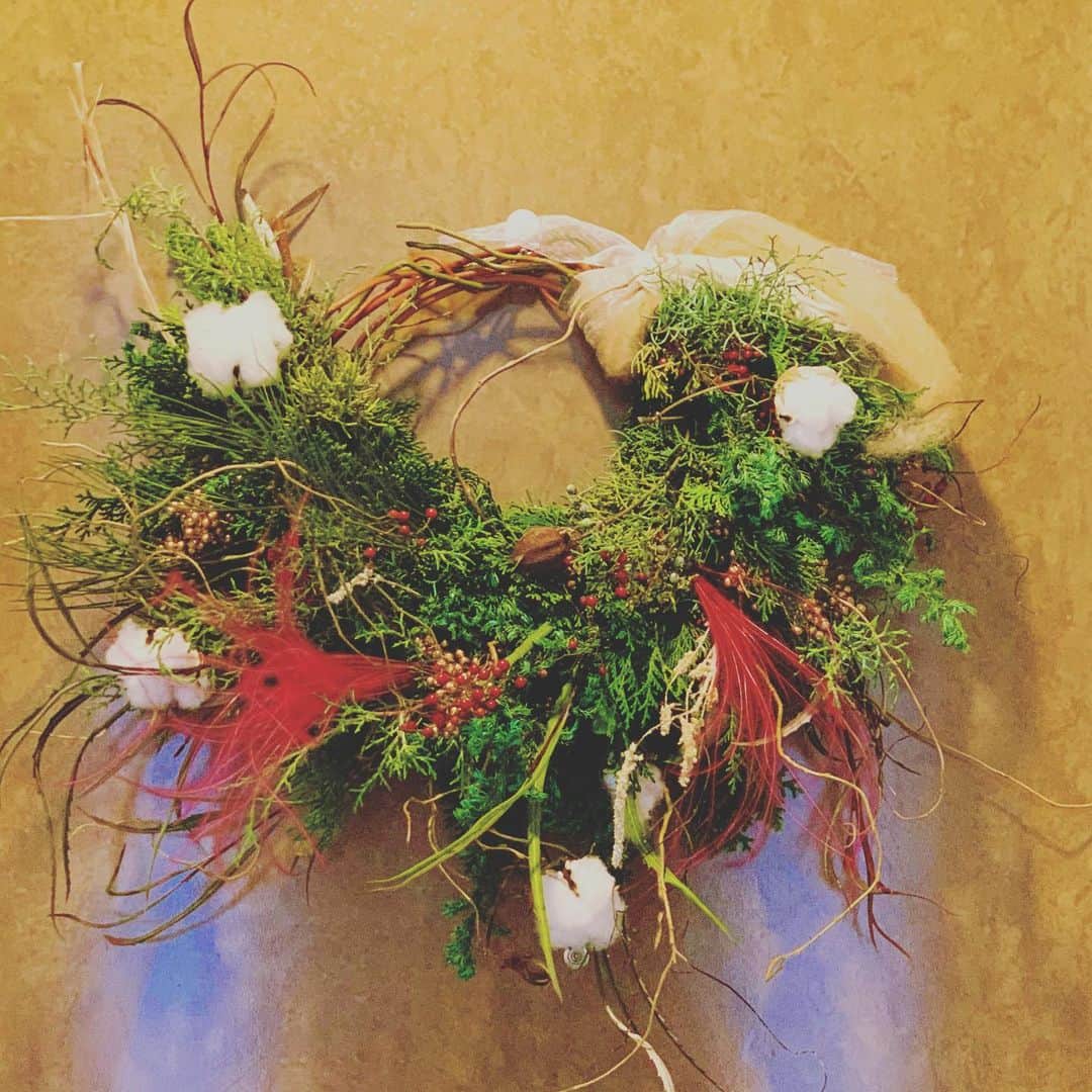 のインスタグラム：「クリスマスリースをドアに飾りました。一気にクリスマスの気分が高まってきた😊❤️私にもサンタ来て欲しいなぁ。  #クリスマス #クリスマスリース」