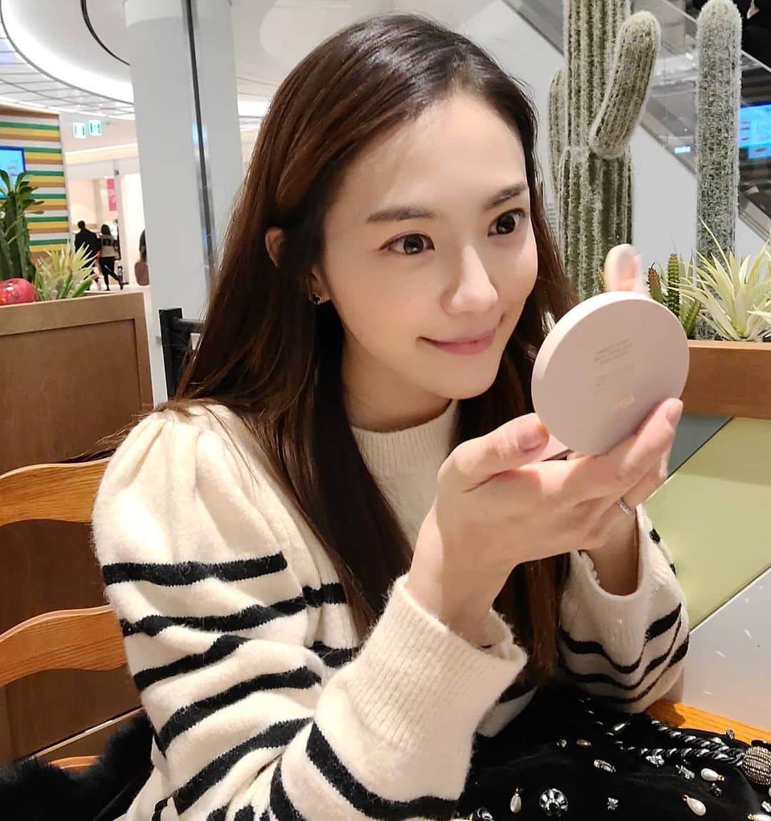 ユ・ハナのインスタグラム：「'장미빛 인생이 시작될거야'  ㅡ 몇달 째 진도가 못나가고있는 에밀리, 파리에 가다 中 .」
