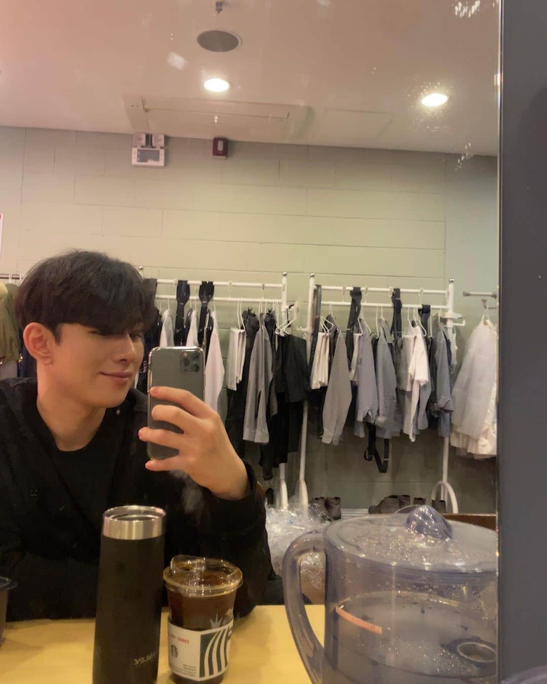 オ・スンフンのインスタグラム：「힘내요 우리 #Smile」