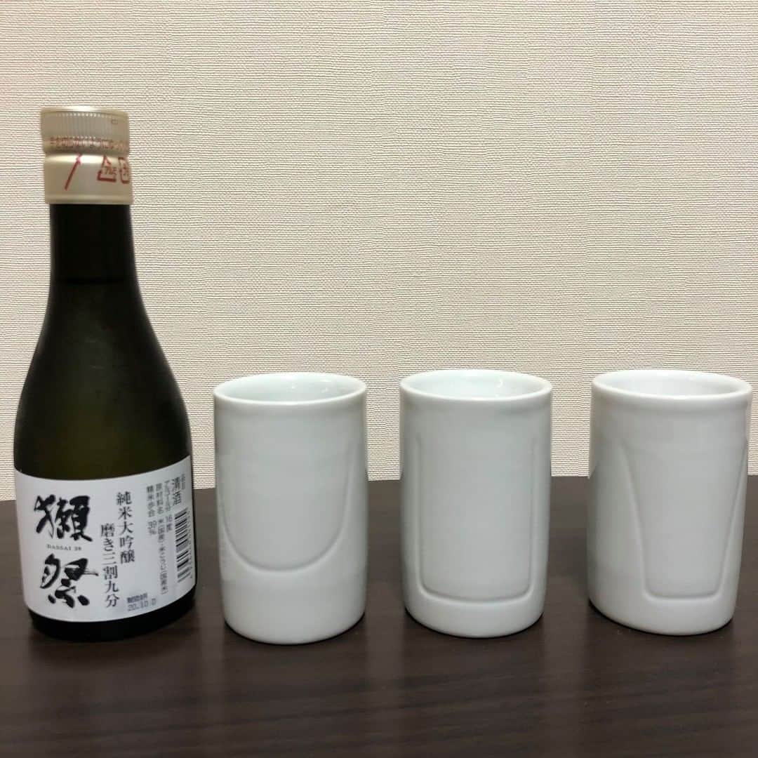 IKKONのインスタグラム：「. 【IKKONで日本酒飲み比べ】  今回飲み比べた日本酒は 【獺祭 純米大吟醸 磨き三割九分】 獺祭 純米大吟醸45と比較すると、 かなり雑味が少なく綺麗な味という印象です。 そして酸味や甘味が増幅されており、 とても上品な味わいを感じます！  ◎Round﻿ 酸味、甘味を良く感じられる ﻿ ◎Straight﻿ 酸味、苦味を良く感じられる ﻿ ◎Narrow﻿ ﻿辛さ、苦味を良く感じられる  ﻿ このように1本の日本酒で、 3種類の味わい方ができるのがIKKONです。﻿  是非お気に入りの日本酒で 試してみてくださいね！  詳細は【@ikkon.life】 プロフィールリンクから。  ------------------------------------------- 【IKKONとは】 IKKONとは3種の味わい方が 楽しめるぐい呑みです。  二重焼という大堀相馬焼の特徴と、 その内側の形状を工夫することにより 空気との関わり方が変化。 それによりお酒の味の深みや風味を 楽しみ尽くすことができます。  それぞれの特徴を紹介します。  Round フルーティーな優しい 甘味を味わう  Straight 複雑な味わいをしっかりと 十分に味わう  Narrow 飲む過程で起きる 変化を味わう -------------------------------------------  #ikkon #一献 #飲み比べ #呑み比べ  #日本酒飲み比べ #日本酒好き #酒スタグラム  #ポン酒 #sakelover #ポン酒ダグラム  #酒スタグラム #ポン酒タグラム #日本酒部  #日本酒が好き #日本酒らぶ #日本酒で乾杯  #日本酒飲もう #日本酒好きとつながりたい  #日本酒飲みたい #利酒  #酒器 #酒器セット #日本酒好きな人と繋がりたい #日本酒女子  #日本酒大好き #ponshutagram #sakestagram #旭酒造 #獺祭 #獺祭三割九分」