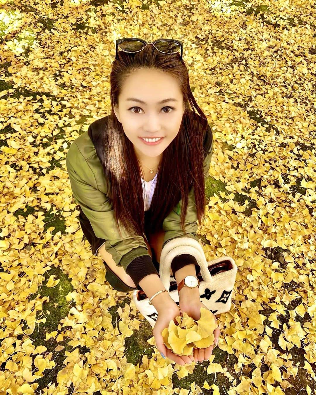 SAORIのインスタグラム：「黄色の絨毯💛😚🐥🌼🧀🍯 ジリジリした暑い夏は大好きだけど 季節を感じるのも好き🤤 今週は寒いから風邪ひかないよにね‼️ ✾ watch & ring: @danielwellington . 2020年最大のDW Black Fridayセール 11月20日～30日まで期間限定実施中🧡 ✅公式サイトwww.danielwellington.com/jp や 直営店舗にて最大50％OFF ✅15％OFFクーポンコード→【sao34】 併用OKでさらにお得🙌 ぜひ使ってね♡♡♡ . @danielwellington #ダニエルウェリントン  #dwブラックフライデー #東京 #tokyo #港区 #高身長女子 #model #モデル #influencer #インフルエンサー #instagramer #インスタグラマー #ambassador #アンバサダー #フリーモデル #ポートレートモデル #カメラマンさんと繋がりたい #ポトレ #ポトレのセカイ #ビジョラダ #美女jp #ビジョフォ #ビジョナビ」