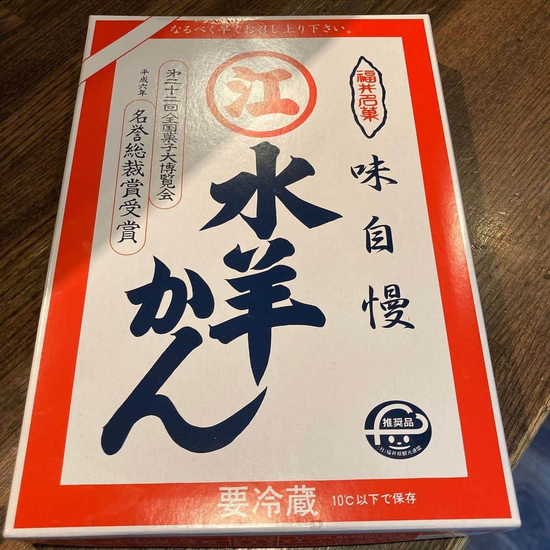 佐藤竜雄さんのインスタグラム写真 - (佐藤竜雄Instagram)「A4サイズの水羊かん #美味しくいただきました #福井 #江川の水羊かん #羊羹  #おみやげ」11月24日 17時57分 - seitenhyohyo