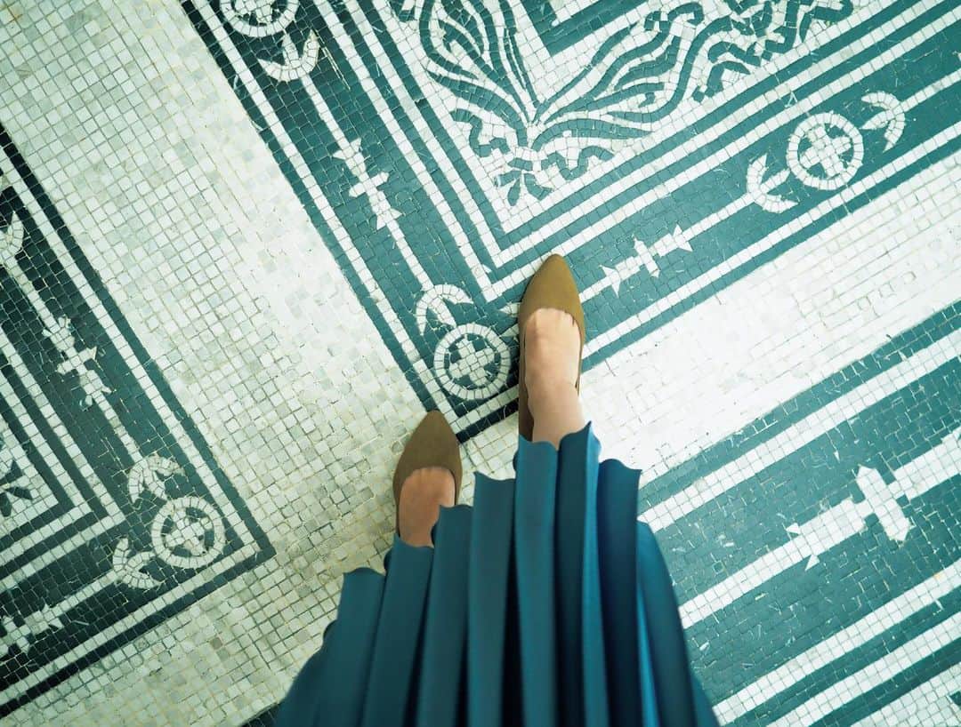 OLYMPUS_PEN_LOVERのインスタグラム：「スカートと床のタイルがグリーン同士で可愛い👗🍃 いつもは素通りしている場所や物も、カメラを持ち出せば全てが素敵な被写体になります✨  ----------------------------------------------------﻿ 📷OLYMPUS PEN E-PL10 + M.ZUIKO DIGITAL 17mm F1.8﻿ #olympuspenepl10 #penと17 #mzuiko17mmf18  ----------------------------------------------------﻿ ﻿ @olympus.pen からこちらもチェックしてみてくださいね👇👇﻿ —————————————﻿ PENとアートフィルター﻿ ➡️ハイライト『レンズ』﻿ —————————————﻿  ﻿﻿ #足元 #タイル #👠 #ミラーレス一眼 #カメラ #camera #📷 #写真好きと繋がりたい #olympuspen #オリンパスペン #olympus #オリンパス #penとおでかけ #om_photo #om写真投稿」