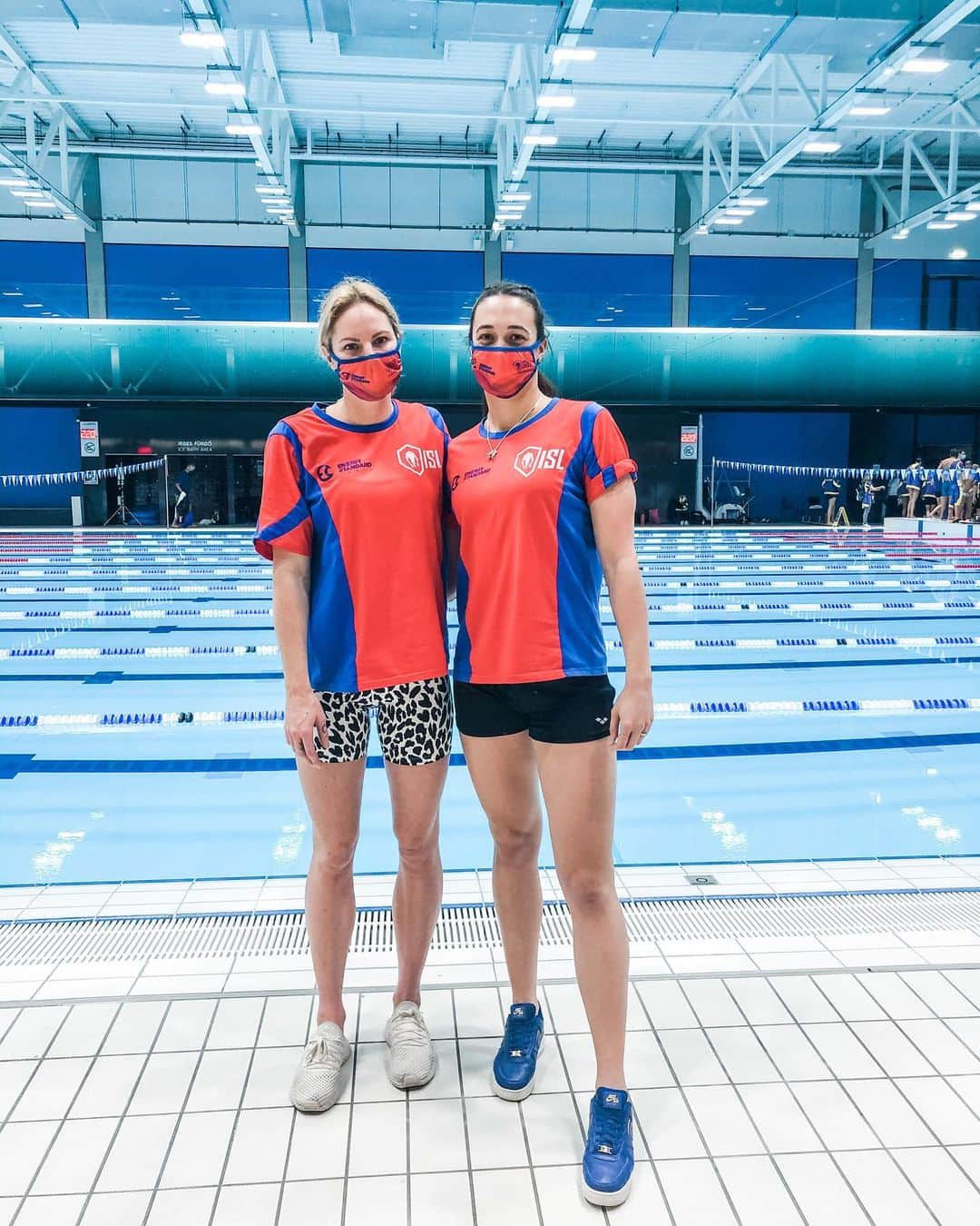 エミリー・シーボームのインスタグラム：「6 weeks in the Budapest bubble done now 2 weeks 🎶 All by myself.  To an amazing team @energystandard it was such an honour to compete for you, train, make new friends and to @iswimleague for giving us all the opportunity to race the best in the world.  #budapest #budapestbubble #energystandard #iswimleague #internationalswimmingleague #isl2020 #aquapower #athlete #swimming」