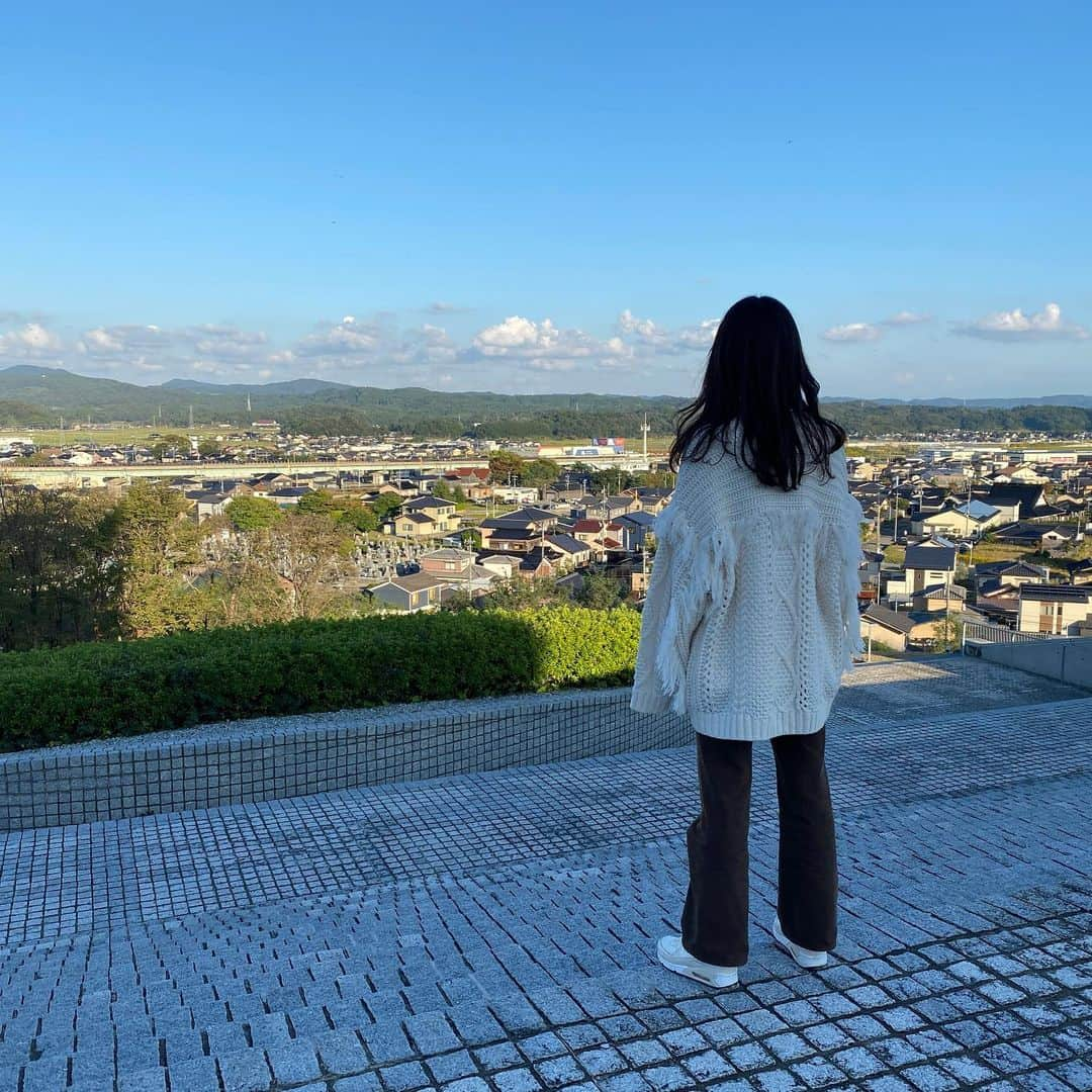 宮崎由加さんのインスタグラム写真 - (宮崎由加Instagram)「かほく市﻿ ﻿ ﻿ テレビ金沢「となりのテレ金ちゃん」で﻿ かほく市の私のお気に入りスポットを﻿ 紹介するロケで﻿ ﻿ かほく市の七塚中央公園にも行ってきました❤︎﻿ 海底都市をイメージした大型遊具がある公園で﻿ 県内では最長のローラー滑り台があるんです！﻿ ここでよく遊んだな〜😚﻿ ﻿ ﻿ そして西田幾多郎記念哲学館にも行きました！﻿ 展望ラウンジではかほく市の街並みを見渡せました！﻿ 私は見られなかったけど﻿ 夕日が沈む時間も素敵なんだろうな〜💭❤︎﻿ ﻿ 哲学館から少し離れた外の階段に﻿ 大きなカマキリを見つけた！﻿ 久しぶりにカマキリ見た🦗☺️﻿ ﻿ ﻿ この模様は明日のテレ金ちゃんで﻿ 放送予定です🌼ぜひご覧ください💛💛﻿ ﻿ ﻿ #宮崎由加　#かほく市　#石川県　#trip #七塚中央公園　 #公園　#哲学　#西田幾多郎　#善の研究  #ローラー滑り台　#滑り台　#park」11月24日 17時58分 - yuka_miyazaki.official