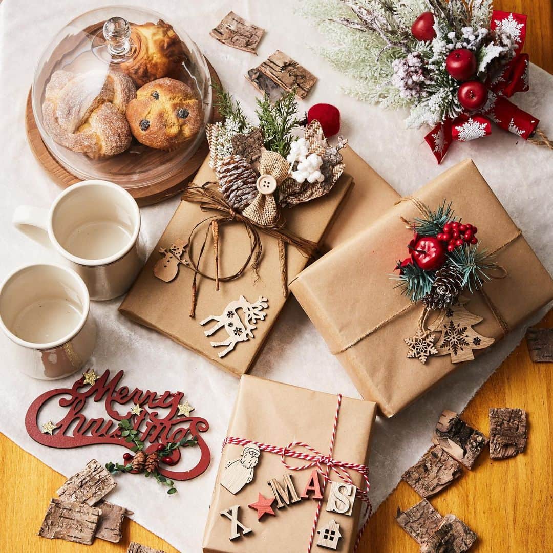 横浜ディスプレイミュージアムのインスタグラム：「クリスマス支度もいよいよ大詰め🎁 本日からクリスマスセールを開催しております。 対象商品が20〜最大50%OFFに！ この機会に是非ご利用下さいませ🎄  当店では、新型コロナウイルス感染拡大防止対策として 定期的な店内の消毒作業及びスタッフのマスク着用などを行なっております。 合わせまして、 ご来店いただく皆様におかれましても ・マスクの着用 ・入店時の消毒 をお願いしております。 ご理解ご協力の程お願い申し上げます。  #横浜ディスプレイミュージアム #株式会社ポピー #横浜 #ディスプレイ#アーティフィシャルフラワー #フラワーアレンジメント #フラワーデザイン #インテリア雑貨 #インテリア#インテリアコーディネート#スタイリスト#装飾#デコレーション #クリスマスインテリア #クリスマスギフト #クリスマスツリー #クリスマスディスプレイ #横浜散歩 #display #yokohama#flowerarrangement #interiordesign #artficialflower #christmastree #christmasdecor」