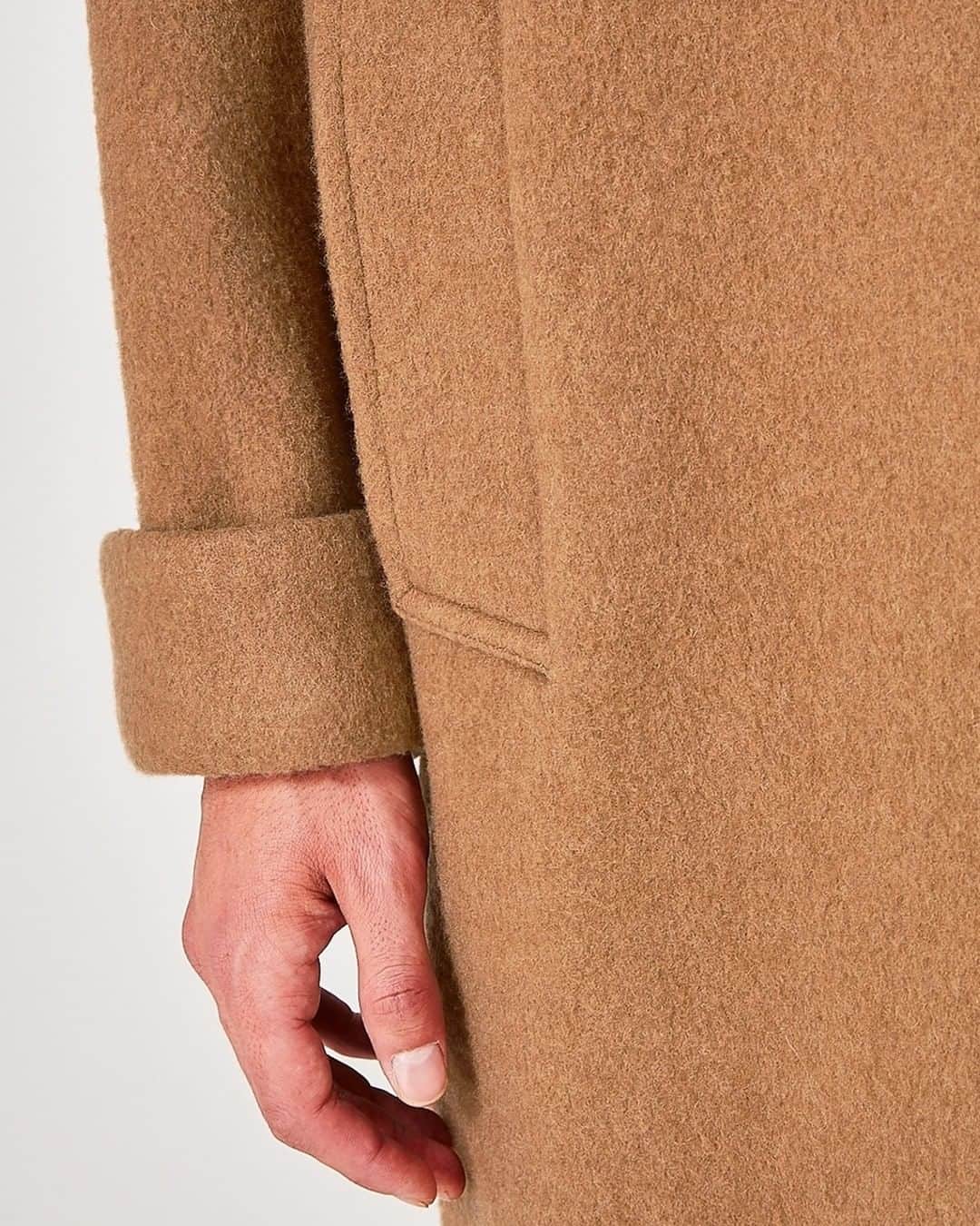 アメリカンビンテージのインスタグラム：「Zoom on Byebye men's coat in gently brushed Italian knit. With it light brown doe color, this coat is timeless and easy to wear. Available online. ___ #AmericanVintage #FW20 #menswear」