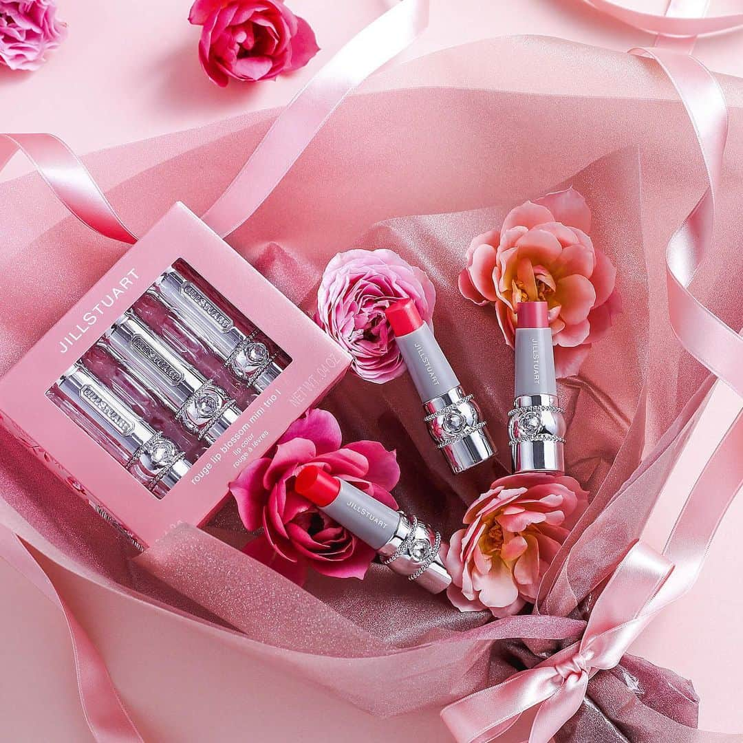 JILLSTUART BEAUTYさんのインスタグラム写真 - (JILLSTUART BEAUTYInstagram)「JILL STUART rouge lip blossom mini trio . 12月4日(金)発売 ～rouge lip blossom mini trio～ . ■ルージュ リップブロッサム ミニ トリオ (限定3種) . 色とりどりの花を束ねたブーケのように、 3色のルージュリップブロッサムをひとつに。 . 使いやすく、新しいカラーをトライするのにぴったりなミニサイズは自分用にはもちろん、大切な人へのプレゼントにもおすすめ。 . 贈る相手を思い浮かべながらカラーを選んで。 . #JILLSTUART #JILLSTUARTBeauty #ルージュリップブロッサムミニトリオ #ルージュリップブロッサム #新リップブロッサム #ミニリップ #リップセット #リップ」11月24日 18時01分 - jillstuartbeauty