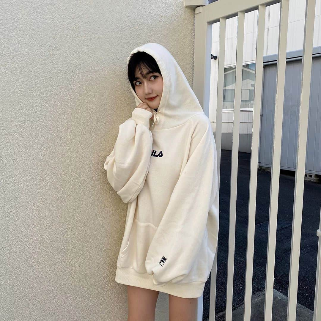 RiLiさんのインスタグラム写真 - (RiLiInstagram)「今の季節にぴったり🌛【パーカーコーデ】⁣ ......⁣ 今の季節、なにを着ていいか迷っちゃう日も多いよね🥺💭そんな時は1枚であったかかわいい【パーカーコーデ】で決まりっ💡⁣ 少し大きめサイズのパーカーとミニ丈、ロングブーツ👢やハイソックス🧦を履けば、トレンドコーデの出来上がり☁さむ〜い日はパーカーの下にロンTやヒートテックを忍ばせて🙆‍♀️✨⁣ パーカーのカラーと同じ色味の小物やバッグを持つとあっという間にワントーンコーデも完成っ🙈💫ちょっと近所へお散歩コーデとしても大活躍間違いなしだよ🧚‍♀️⁣ ❣❣❣❣❣⁣ サイトやSNSで掲載させていただくお写真募集中😘📸⁣ かわいいコーデやアイテム、注目スポットなどが撮れたら、ハッシュタグ→#rili_tokyo  を付けて投稿❗⁣ ．⁣ Special Thanks💋 Photo by⁣ @honok.peace⁣ @2001.style⁣ @ayu_uchi.032⁣ @_____sdw39⁣ @maipipii⁣ @mizmin3⁣ @minakawasaki⁣ @minaaaa_oz25⁣ ．⁣ #パーカーコーデ#冬コーデ#パーカー#カジュアル#ラフコーデ#ブラックコーデ#ホワイトコーデ#ワントーンコーデ#ベージュコーデ#ブラウンコーデ #rili_tokyo #おしゃれさんと繋がりたい #お洒落さんと繋がりたい #ファッション #패션스타그램 #ootd #outfit」11月24日 18時01分 - rili.tokyo