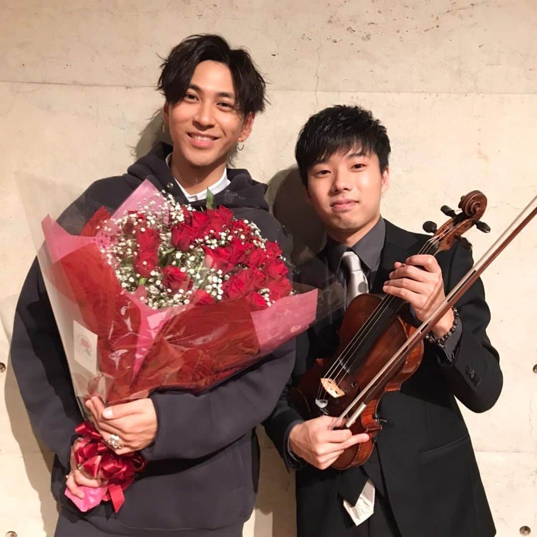 井澤勇貴のインスタグラム：「昨日の第2回130会ご視聴ありがとうございました。  ゲストの @shuga_hayashi にも感謝です🙇‍♂️  言葉にするのに相応しい言葉が見つからないのですが、彼の演奏する曲の世界観に自分が入りこんで1つの物語を体験してるような感覚になりました。  薔薇も素敵です。ありがとう😊  Hair make @yudai_makino」