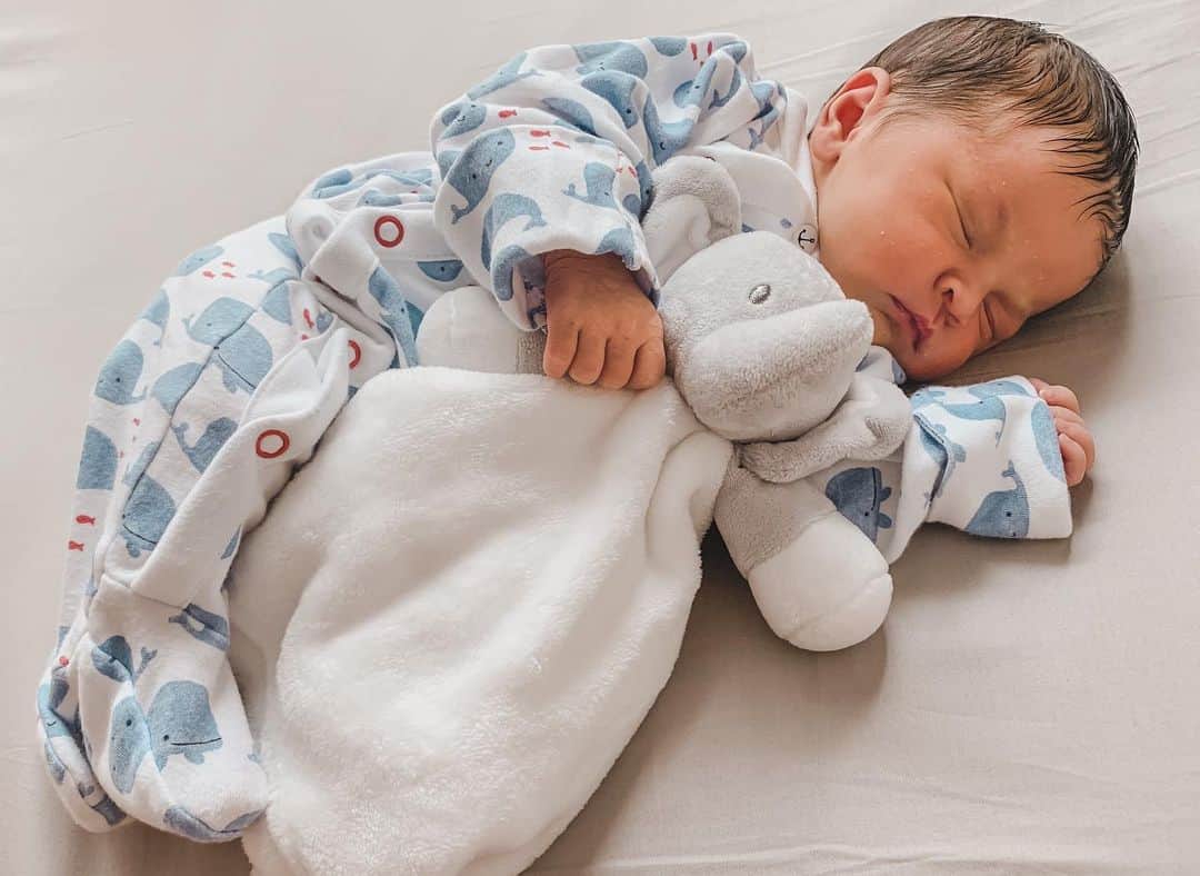 Kimberly Ryderのインスタグラム：「Recreating bigbro’s first photoshoot. 🐳  🌙 3 days old ⭐️ 12 hours old」
