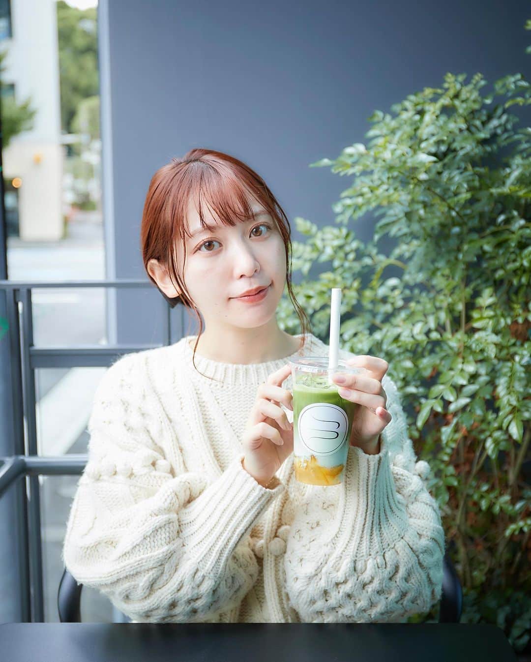 Hanako公式さんのインスタグラム写真 - (Hanako公式Instagram)「木村ミサと本日のティータイム🫖﻿ モデルとして活躍する木村ミサさん @misaxmas が、自身のライフスタイルを通じて”お茶の魅力”について伝えていくweb連載。あなたの毎日のお供に、ホッと寄り添えるような一杯をお届け。﻿ ﻿ 📍今回訪れたのは〈USAGIYA〉﻿ 北海道の老舗茶屋〈吉川園〉の3代目である店主の吉川さんが、“日本茶との新しい付き合い方“をデザインする日本茶ブランド。「あまり日本茶を飲まない層にも、急須よりもより手軽にハイクラスの茶葉を飲んで楽しんでほしいという思いがあるんです」という吉川さん。﻿ ﻿ 1杯目「甘夏抹茶ラテ」﻿ 秋限定のメニュー🍊静岡県の特産品「スルガエレガント」に、添加物を使用せずに作り上げたマーマレード、丁寧に点てた京都の一番茶のみを使用した宇治抹茶、地元・北海道の「美瑛牛乳」をミックス。緑、オレンジ、白の3層が美しすぎる1杯です。﻿ ﻿ 2杯目「ほうじ抹茶ラテフロート」﻿ 京都宇治のほうじ茶を使用。抹茶と同じように石臼で丁寧に挽いて粉末にしたものを使用しているので、あえて「ほうじ抹茶」というわかりやすいネーミングにしているのだそう🍂なるべく冷房をきかせて温度を上げず、茶葉を傷めないように、丁寧に作り上げているこだわりのほうじ抹茶。そのほうじ抹茶を使用したジェラートは、札幌にある〈円山ジェラート〉とのコラボレーションジェラートだそうです。﻿ ﻿ 3杯目「兎茶」﻿ コンセプト「日々、お茶と。」を体現しているのが、この「USAGIYA BOTTLE」。ボトルとティーバッグで手軽に日本茶を淹れて、そのまま飲むという新しいスタイルを提案しているのです。さらに朗報。30日間1,500円の定額制でお茶をボトリングできるサービス「USAGIYA TEA BOTTLING」🌿お店にこのボトルを持っていくと、そのときの気分のお茶がいただけちゃうというボリュームたっぷりでうれしいこの連鎖は、お茶のサブスクの新しい在り方の発見です。「兎茶」は、京都の玉露とかぶせ茶、静岡県安倍川流域の煎茶を合せた贅沢なオリジナルブレンド。﻿ ﻿ #Hanako #Hanako_magazine  #表参道カフェ #表参道 #お茶好き#日本茶カフェ #ほうじ茶 #抹茶 #フルーツティー #抹茶好き #抹茶ラテ #ほうじ茶ラテ #USAGIYA #USAGIYA表参道 #兎茶 #木村ミサ #photoby_NatsumiKakuto﻿ ﻿」11月24日 18時11分 - hanako_magazine