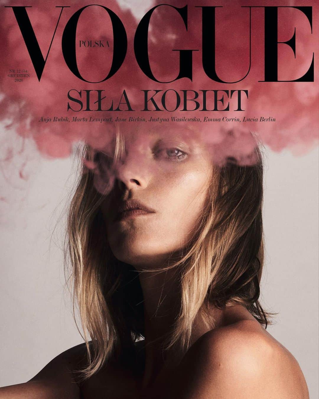 アニヤ・ルービックのインスタグラム：「3/3 @vogue.polska  . Jestem patriotką. Z wiekiem czuję się coraz mocniej związana z Polską. A gdy atakowane są w moim kraju prawa kobiet, osób LGBTQ+, nasza wolność, nauczyciele, uczniowie i kiedy niemal codziennie rządzący ogłaszają nowego wroga – nie mogę milczeć. Wmawia nam się, że powinniśmy się wstydzić tego, kim jesteśmy, kogo kochamy, w co wierzymy. Przez to czujemy się niepewnie. A takim człowiekiem, niepewnym, rozdartym, łatwiej manipulować. Nie dajmy się zastraszyć. Prawo nie powinno ingerować w nasze najbardziej prywatne decyzje życiowe. #siłakobiet #wyroknakobiety #strajkkobiet #prawaczłowieka #prawakobiet #voguepolska  . 3/3 @vogue.polska  I am a patriot. With age, I feel more and more connected to Poland. And when the rights of women, the rights of the LGBTQ+ community, personal freedom, teachers and students are attacked in my country, and when the state announces a new enemy in our community almost every single day, I cannot keep silent. We are told that we should feel sham for who we are, who we love, and what we believe in. This divides the country and makes us feel unsteady and insecure and it’s easier to manipulate a torn society. Let us not be intimidated. The law should not interfere in our personal decisions.」