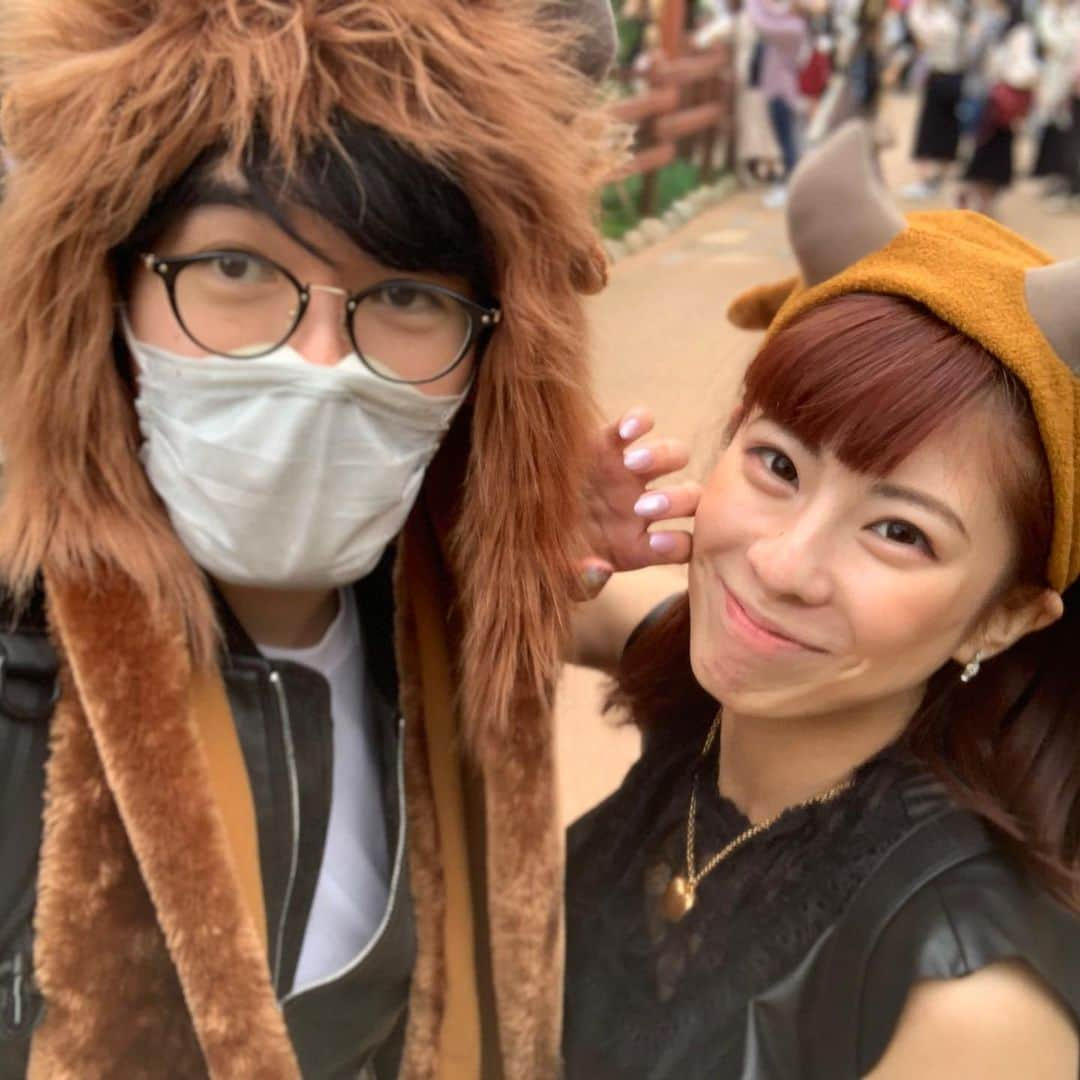 桜花りなさんのインスタグラム写真 - (桜花りなInstagram)「＊ このコーデ好きだったナ🦁 旦那氏の野獣のマフラー🧣 めっちゃ似合ってる😂👏⭐︎ 次旦那氏とのディズニーは 来年かなぁ〜😭寂しい😞♡ ・ ・ #ディズニー　#夢の国 #ライオンコーデ　#カップルコーデ #美女と野獣　#ライオンキング #抽選　#当たった　#ことない　#笑」11月24日 18時14分 - xxyuricornxx