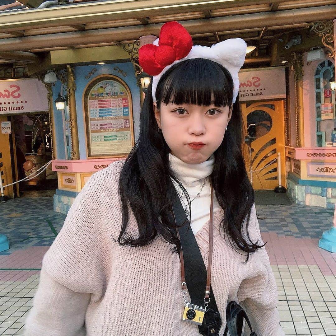 山下恵奈のインスタグラム：「たくさん撮ったからたくさん載せるねうるさくてごめん❕🥲﻿ ﻿ ほぼちゃんとキメてない写真で草❕﻿ そっちの方が盛れてるの草❕﻿ とか思ってるのは自分だけできっとどれも盛れてはない❕﻿ ﻿ お洋服どこのブランドかたくさん質問あったんだけど最後の写真でタグ付けしてるから見てね👖📛﻿ (靴Bershka！)﻿ ﻿ #えなめるフク#サンリオ#サンリオピューロランド#カチューシャ#ootd4nylonjp」