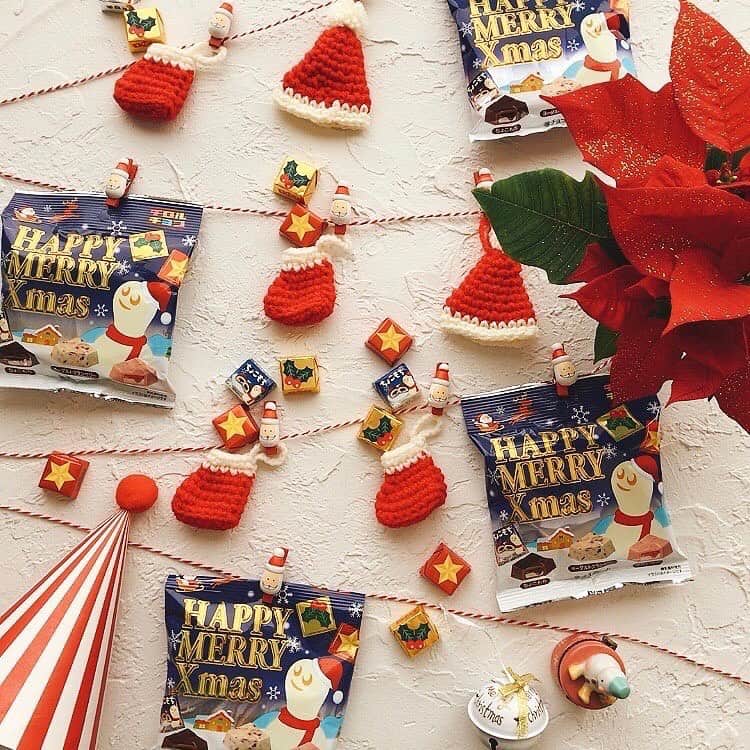 チロルチョコのインスタグラム：「＼Twitterで#プレゼントキャンペーン 実施✨／ ﻿  ﻿ QRコードを読み取って♪オリジナルソング♪が聴けるᕱ⑅︎ᕱ" チロルのクリスマスアソートパック🎄 ﻿ ﻿ ハッピーメリークリスマスがファミリーマートにて発売致します🎪 ﻿  ﻿ クリスマスの豪華なパッケージの中には ○ちょこもち ビターチョコ（なめらかタイプ）のなかにはもちグミとチョコソースがin❤ 〇ヨーグルトクランベリー ヨーグルトチョコの中にドライクランベリーと粉砕ビスケットがin❤ 〇練乳いちご いちごチョコの中に練乳風味クリームといちごソースがin❤ ﻿ ﻿ 3種類のチョコを詰め合わせました🤗🍽 ﻿ ﻿ 裏面のQRコードを読み込めば チロルチョコ会長👨🏻が作った オリジナルクリスマスソングのミュージックビデオが見れますよ📺♩ ﻿  ﻿ ﻿ ぜひお試しください〜❗ ﻿  ﻿ そしてチロル公式Twitterでは、 11月24日より #プレゼントキャンペーン を実施致します🙌 ﻿ チロルからのクリスマスプレゼントキャンペーン🎄🎁🎅🌟 ﻿ 【応募方法】 チロル公式Twitter（@公式アカウント）を フォロー＆リツイートで応募完了！ ﻿ 【期間】11/24（火曜）～11/30（月曜） ﻿ 【当選内容】 ハッピーメリークリスマスを含む ✧︎スペシャルアソート✧︎を＼25名様／にプレゼント🎁 ﻿  ﻿ 【注】Instagramでの実施ではありません。 ﻿ キャンペーンに関する質問等はご返答できません。予めご了承くださいませ🙇‍♂‍ ﻿  ﻿ たくさんのご応募お待ちしております*°﻿ ﻿ ﻿ ﻿ #tirol #tirolchoco #チロルチョコ #チロル #チョコレート #おやつタイム #chocolate ﻿ #クリスマス#新発売#キャンペーン実施中#Campaign#プレゼント企画#ハッピーメリークリスマス﻿ #おうちカフェ #おやつの時間  #chocolatelover  #shopチロルチョコ」