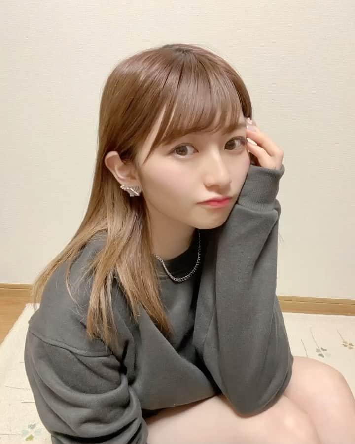 のインスタグラム：「ブリーチしまくりの髪の毛、頑張って定期的にトリートメントしてるけどどうしてもアホ毛気になるから最近愛用しているマスカラみたいなヘアケアー！！インスタライブで紹介したら詳しく知りたいってコメント多かったから動画にしたよん♨️♨️ コンパクトやからポーチにも入れれて、出先でも使えるの良き🧏🏻‍♀️PLAZAで買えたよーん(๑╹ω╹๑ )  #プリュスオー #ポイントリペア #まとめ髪用ポイントブラシ #アホ毛対策 #アホ毛 #まとめ髪 #前髪 @plus_eau」