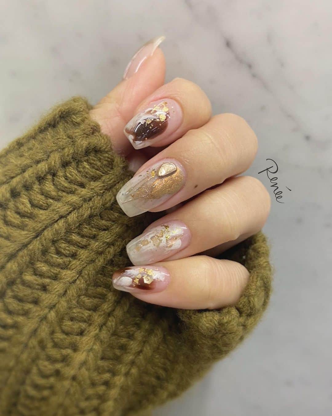 ネイルサロンレネのインスタグラム：「.﻿ design▶︎▶︎ 川崎 @renee_mai.213  ﻿ nuance art ☺︎﻿ my nail ❤︎❤︎﻿ ﻿ 自分のネイルはワンカラーか﻿ ニュアンスになりがち😂❤️﻿ 最近スクエアにハマってる🤤﻿ ﻿ ﻿ ⇩🎉news🎉⇩﻿ ﻿ 2020年11月14日(土)﻿ nailsalon Renée 梅田本店﻿ BEAULAND Ashiya 芦屋店﻿ に続き3店舗目となる﻿ Renée les deux(レネレドゥ)﻿ 梅田2号店オープン！！！﻿ ﻿ ﻿ ﻿  nailsalon Renée﻿ ￣￣￣￣￣￣￣￣﻿ ﻿ ▫︎梅田店﻿ 【open-close】11:00〜21:00﻿ 【定休日】不定休﻿ 【add】大阪市北区堂山町15-23-908﻿ ﻿ ﻿ ▫︎芦屋店﻿ 【open-close】11:00〜21:00﻿ 【定休日】不定休﻿ 【add】芦屋市業平町6-11 Ashiya grotto 302﻿ ﻿ ﻿ ﻿ ﻿ ▶︎▶︎▶︎初回クーポンご利用頂けます﻿ ￣￣￣￣￣￣￣￣￣￣￣￣￣￣￣￣﻿ ご予約はプロフィールTOPのリンク内﻿ URLをご利用下さい。﻿ ﻿ ﻿ ﻿ メニューに迷った方やご相談は…﻿ ﻿ 　　🤍Renée公式LINE🤍﻿ ─────────────﻿  【@bos7903t】←※@から入力🔍﻿ ﻿ ﻿ ﻿ #nail#nails#gelnails#nailart#ネイル#ジェルネイル#美甲#네일#젤네일#nailsalonrenee#ネイルサロンレネ﻿ #大阪ネイルサロン#梅田ネイルサロン#芦屋ネイルサロン#ビジューネイル#おしゃれネイル#お洒落ネイル#シンプルネイル#きれいめネイル#大人ネイル#上品ネイル#ナチュラルネイル#ヌーディネイル#ニュアンスネイルデザイン#秋ネイルデザイン#冬ネイルデザイン ﻿」