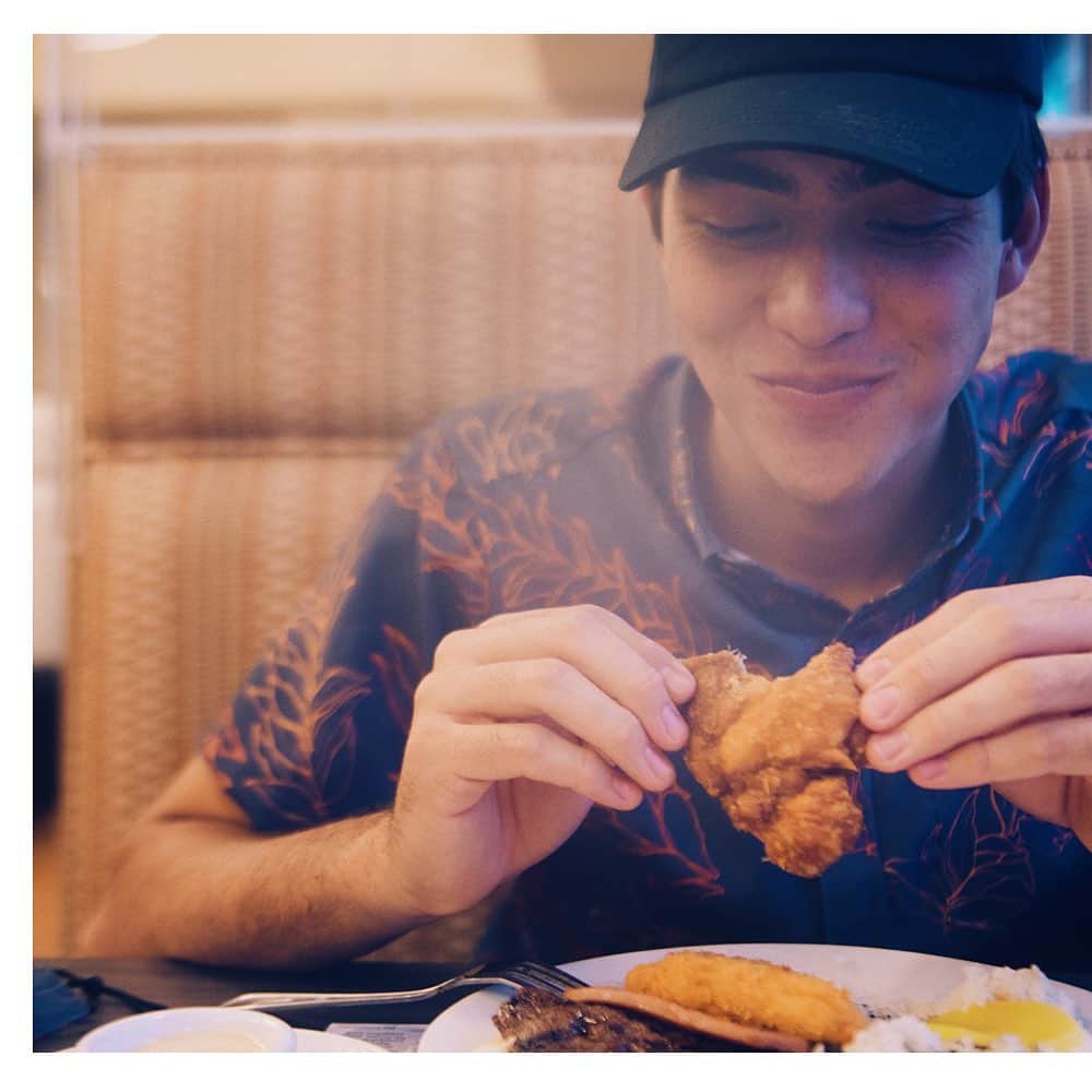 Amanda Kutakaさんのインスタグラム写真 - (Amanda KutakaInstagram)「This one is special to me, because @zippys might be one of my favorite restaurants. Maybe it’s the nostalgia of that bite into a piece of fried chicken, the way no one can replicate their chili recipe, or maybe it’s the way they’re always around when I need them...Coming back home to the Islands, at 2AM after a night out, or just in need of a comforting meal after a bad day. Talk story or take away, it feels like home. Thanks for always taking care, Zippy’s.  The Zippy’s x Ari South Hapwai Mask and Kaʻōpua Shirt launch on Zippys.com on Nov. 27 (Black Friday).   PS. The mask is reversible!  #supportlocal #nextstopzippys #saimindrip」11月24日 9時21分 - lovekimiko