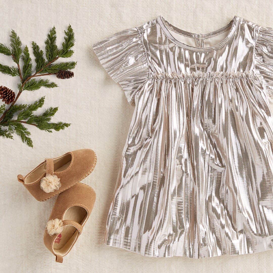 オシュコシュさんのインスタグラム写真 - (オシュコシュInstagram)「Pint-sized pleats plus plenty of sparkle ✨This little dress really lets her shine! #babybgosh #holidaysparkle #babydress」11月24日 9時23分 - oshkoshkids