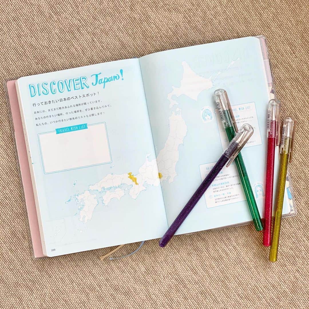 伊藤春香さんのインスタグラム写真 - (伊藤春香Instagram)「#週末野心手帳の使い方﻿ ﻿ 週末野心手帳には﻿ 日本地図と世界地図のページが﻿ ありますが、﻿ ﻿ 使い方としては﻿ 今まで行った場所を﻿ 塗りつぶす人が多いみたい。﻿ ﻿ 他にも﻿ ﻿ ・その年に行った場所だけを塗りつぶす﻿ （2020年は、二箇所行ったんだな～など、﻿ 旅行の回数がわかる）﻿ ﻿ ・気になる場所の豆知識を書き込む﻿ ﻿ ・出張などで行く回数が多い場所に﻿ 「正」の字を書いて、その年に﻿ その場所に何回行ったかを数える﻿ ﻿ ・場所に紐づくWISH LISTの﻿ 書き込み場所にする﻿ ﻿ ...などの活用が出来ます。﻿ ﻿ 私は、最近、﻿ 旅行に行った記憶を無くしがちなので😭﻿ その年に行った場所を塗りつぶそうと思います。﻿ ﻿ ペン：﻿ @pentel_official  ﻿ キラキラに描ける、書き味のなめらかなペンは﻿ ぺんてるさんのデュアルメタリック。﻿ ﻿ 見る角度によって色が変わる特殊なインキを﻿ 使っていて、楽しいんですよ…。﻿ 数年前からお気に入りのペンとして﻿ よく手帳イベントでも話してるやつ。﻿ 書籍へのサインもよくこれで書いてる🐤✨ ﻿ #文房具 #手帳の地図 #朝時間 #手帳の中身 #手帳術  #手帳タイム #週末野心手帳 #週末野心手帳2021 #手帳デコ #手帳好朋友 #手帳生活 #手帳の使い方  #手帳活用 #手帳好きさんと繋がりたい #手帳ゆる友 #手帳好き #手帳日記 #デュアルメタリック #ぺんてる」11月24日 9時30分 - ha_chu