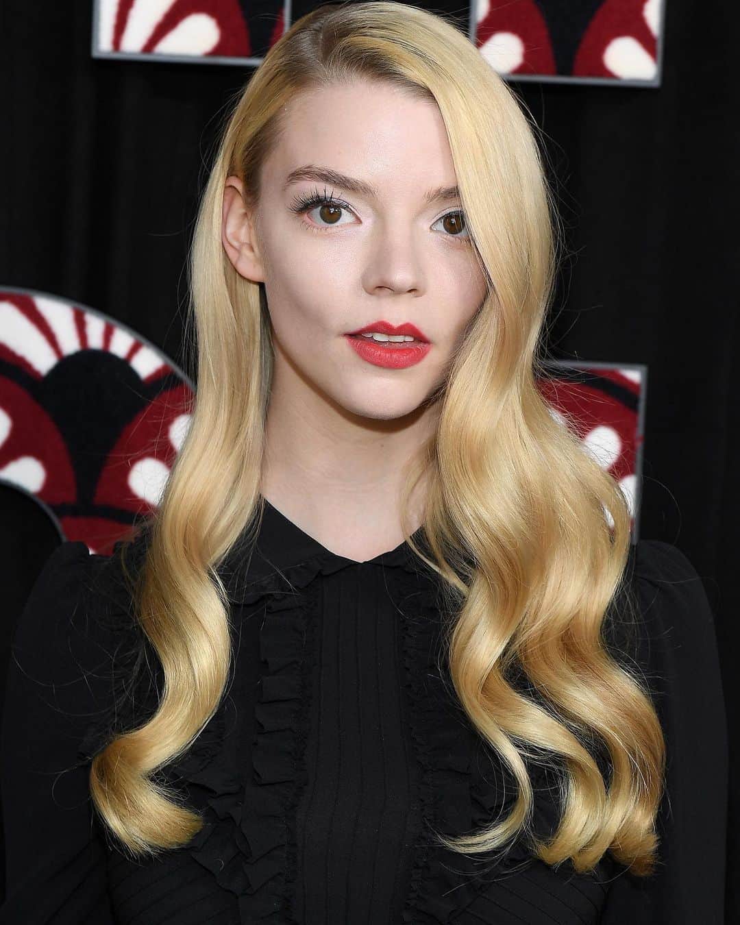 Just Jaredさんのインスタグラム写真 - (Just JaredInstagram)「“Queen’s Gambit” star Anya Taylor-Joy is opening up about her physical appearance in a new interview and she sadly believes she is “weird-looking.” To read all of her comments, tap this photo at the LINK IN BIO. #AnyaTaylorJoy Photo: Getty」11月24日 9時31分 - justjared