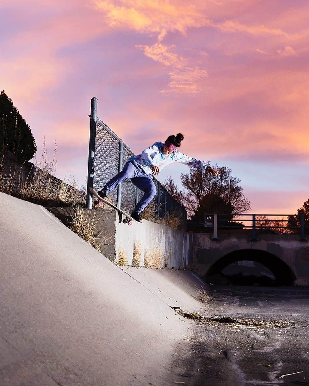 マライア・デュランのインスタグラム：「Wallie- Boardslide 🤩 *what looks cooler (sunset) or (sweatshirt) 😈 📸: @slam_machine」
