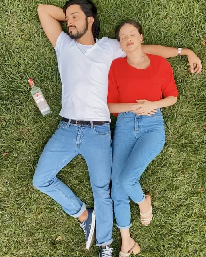 アガサ・モレイラのインスタグラム：「Eu já garanti o meu gin londrino favorito, rs. E vcs? @beefeaterbrasil ♥️ Corre lá nos meus stories e veja que essa semana tem desconto especial. Enquanto isso, vou lá fazer o meu Beefeater&Tonic * é o drink perfeito para qualquer hora do dia. :) . . .  * não compartilhe com menos de 18 anos #bebacommoderação #ad #beefeatergin」
