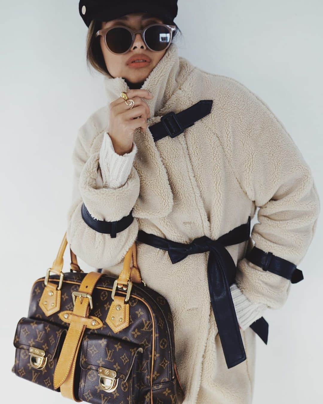 島野ミキのインスタグラム：「・ ・ ring… @herbringonline  outer… @70park_official / @nanaco_70park  bag… @laxus__official / @louisvuitton  ¥2,000off▶︎▶︎ miki0904 ・ ・ #ファッション#fashion#AW#オシャレ#オシャレな人と繋がりたい#コーデ#ootd#coordinate#bag#70park#コート#laxus#louisvuitton#brand#ハイブランド#ルイヴィトン#ルイヴィトンバッグ#herbringonline」