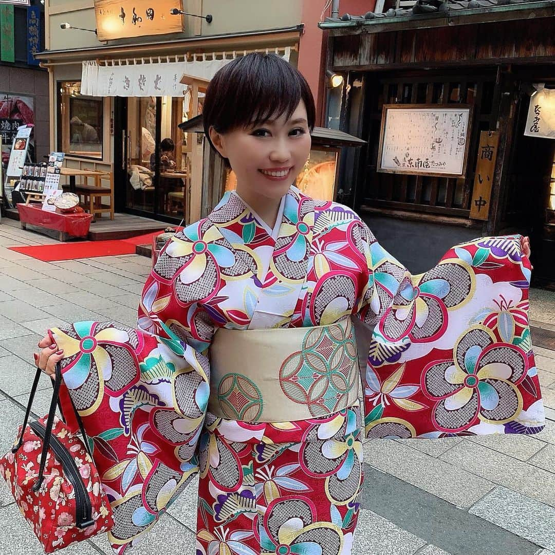 Karinさんのインスタグラム写真 - (KarinInstagram)「ショートヘアで着物👘  浅草はおばあちゃんがお仕事していた場所なのでよく連れて来てもらっていました✨  純喫茶や老舗の名店などもっと散策してみたいな😊  初めて人力車にも乗りました✨楽しかった❣️  #浅草百美人2020  #浅草百美人 #開運 #ショートヘア #ショートヘア女子 #エクボ #えくぼ女子 #着物 #着物女子 #日本文化 #人力車」11月24日 9時45分 - karins_flavor