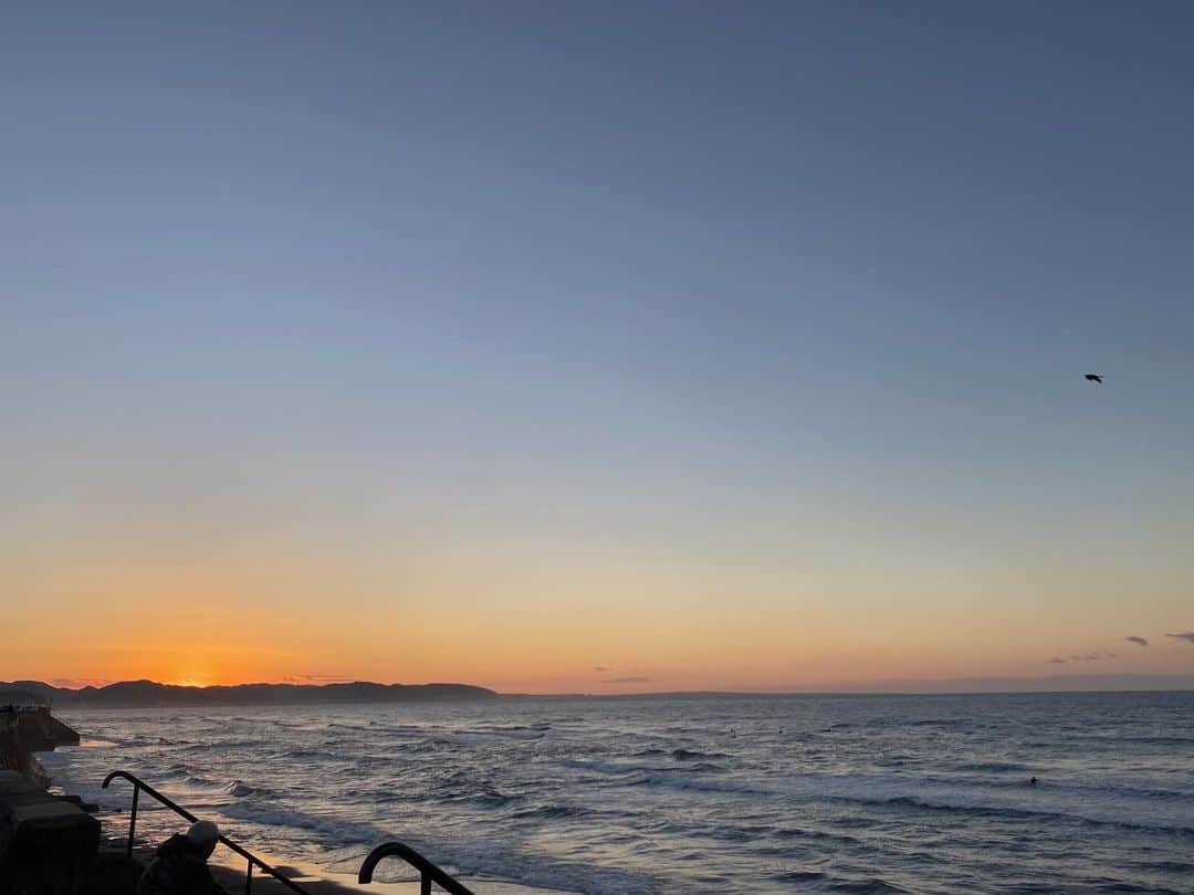 藤田敦子のインスタグラム：「ㅤ earthing🌏🌊 全然乗れんけど気持ちよくて 気づいたら3時間もいた。」