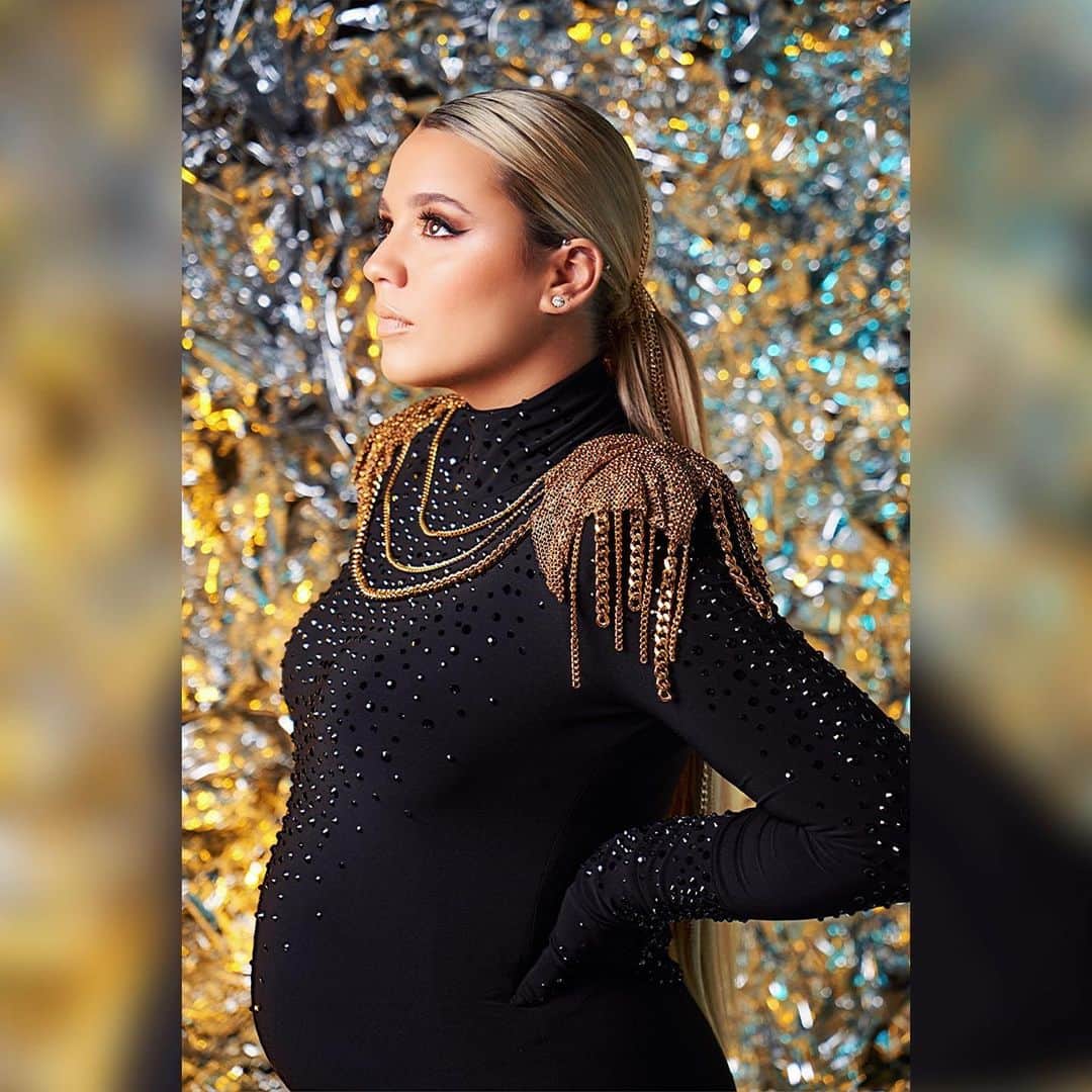 ギャビー・バレットのインスタグラム：「Third trimester sangin’ ✨ #ifeellikeastuffedolive」