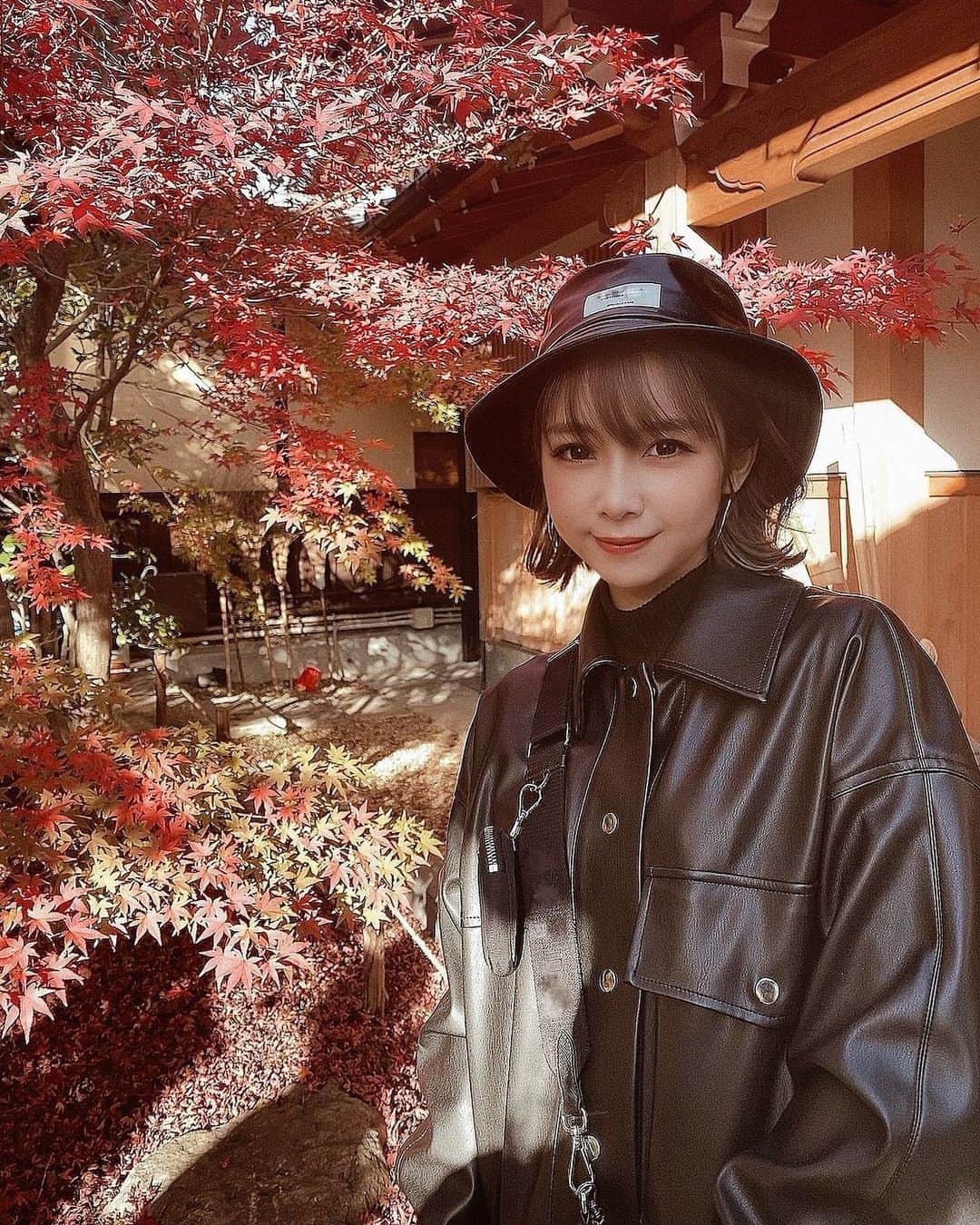 MIYUのインスタグラム：「今年も紅葉見に行けました🍁✨﻿ ﻿ ﻿ ﻿ ﻿ ﻿ 紅葉もすごく綺麗で﻿ お花いっぱいですごく可愛らしい﻿ スポットでした( ˆ ˆ )﻿ ﻿ ﻿ 違う写真も見て頂きたいので﻿ また載せますね♡﻿ ﻿ ﻿ ﻿ ﻿ やっぱり自然が好きだな〜﻿ 心落ち着きますね😌﻿ ﻿ ﻿ 皆様も紅葉見にいかれましたか？？﻿ ぜひオススメスポット教えてください♩﻿ ﻿ ﻿ ﻿ ﻿ #オリックス #Bs2020 #BsGirls #オリ姫﻿ #野球 #プロ野球 #オリックスバファローズ #超革新系﻿ #野球女子　#野球好き　#京セラドーム大阪　﻿ #紅葉 ##京都 #京都紅葉  #秋コーデ﻿ #秋メイク #ショートヘア #fashion #make﻿ #baseball #ORIX #Buffaloes #BINNOVATION﻿ #MIYU #miyu_337  #🐼 ﻿」