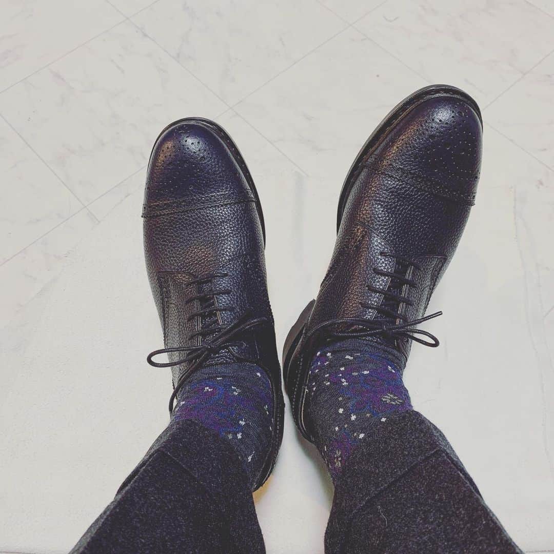アヤメのインスタグラム：「Morning chilly Tokyo☁️ いよいよ寒くなってきた今朝の東京☁️ ステキなコーディネートありがとうございます✨ #ayamepeople #socksstyle #mensstyle #革靴   #repost @akasatana9364 #Repost via 必殺技【衝動買い】にて冬の仲間入りした42nd royal highland ayame socksを添えて。」