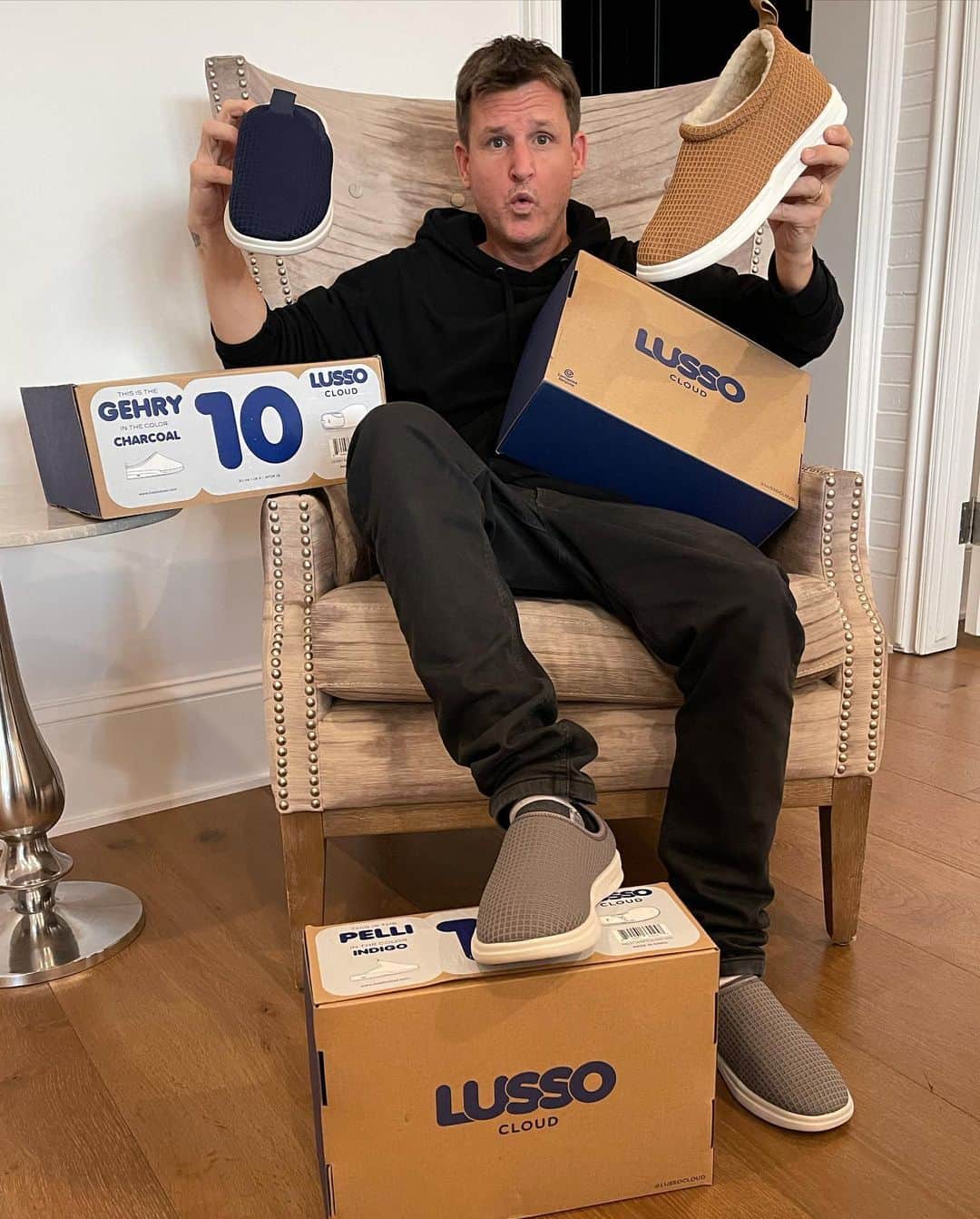ロブ・ディアデックのインスタグラム：「“Wasss you new cooompany” A little thing called  @lussocloud... Comfort Nirvana in full effect. The glory of opening the box for the first time. The joy of holding and feeling a product will be why I build consumer products forever, and ever! @dyrdekmachine #manufacturingamazing」