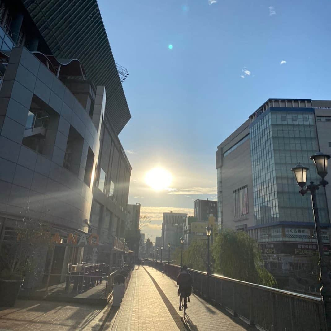 市川海老蔵 （11代目）さんのインスタグラム写真 - (市川海老蔵 （11代目）Instagram)「Hakata’s morning,  it was nice to get to know the morning scenes of Hakata, which I wasn’t familiar so much.  Two more days to go. * 博多の街の朝、  意外と知らなかった 博多の朝を感じられて 嬉しかったな、  あと二日です。  #市川海老蔵 #海老蔵 #成田屋 #歌舞伎  #和 #日本文化 #ABKAI #ABMORI #ebizoichikawa #ebizo #kabuki #kabukiza #thunderparty #ebizotv #theater #theaterarts #actor #japan #classic  #kabukiactor」11月24日 9時57分 - ebizoichikawa.ebizoichikawa