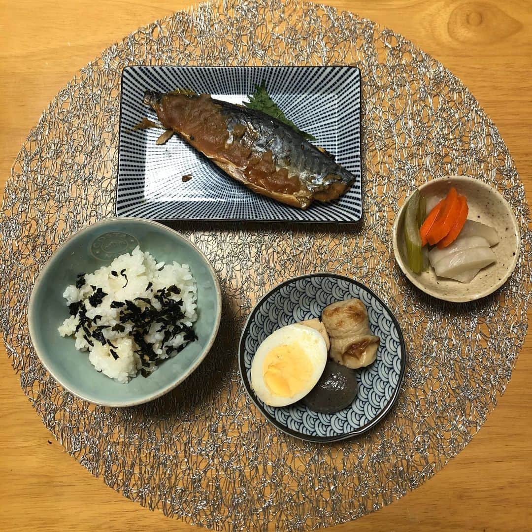 みのり(26)＠東京 ダイエットのインスタグラム：「朝 . . しそわかめのごはん サバの味噌煮 おでん 糠漬け . . . サバ味噌つくって冷蔵庫いれてたから 味噌の主張が強い😹 . . 今年、決まったことがある！ . . ２年連続 年越し夜勤！ . . . 希望だしてないけど、 独り身だからって、冷たいんじゃなぁい？笑 . クリスマスもイブも仕事だよ〜。 . . みんなもそうなんだよね？😿ぐすん . . はたらくけどさ。 . ◉ライザップ公認の紹介アンバサダーです。 〜紹介特典で、お安く入会できます〜 . ▶︎全国どの店舗でもOK ▶︎カウンセリング予約前にご連絡ください . 📺RIZAP TVCM出演 🏅RIZAP BMG ファイナリスト2017.2018 . #rizap #ライザップ #ダイエット #diet #レコーディングダイエット #ダイエッター #公開ダイエット  #朝ごはん #morning #食べて痩せる #おうちごはん #糖質制限 #低糖質ダイエット #和食 #クッキングラム #自炊女子 #腸内環境 #食事管理 #栄養  #cleanmeals  #lowglycemic  #まいにちごはん部#腸活ダイエット」