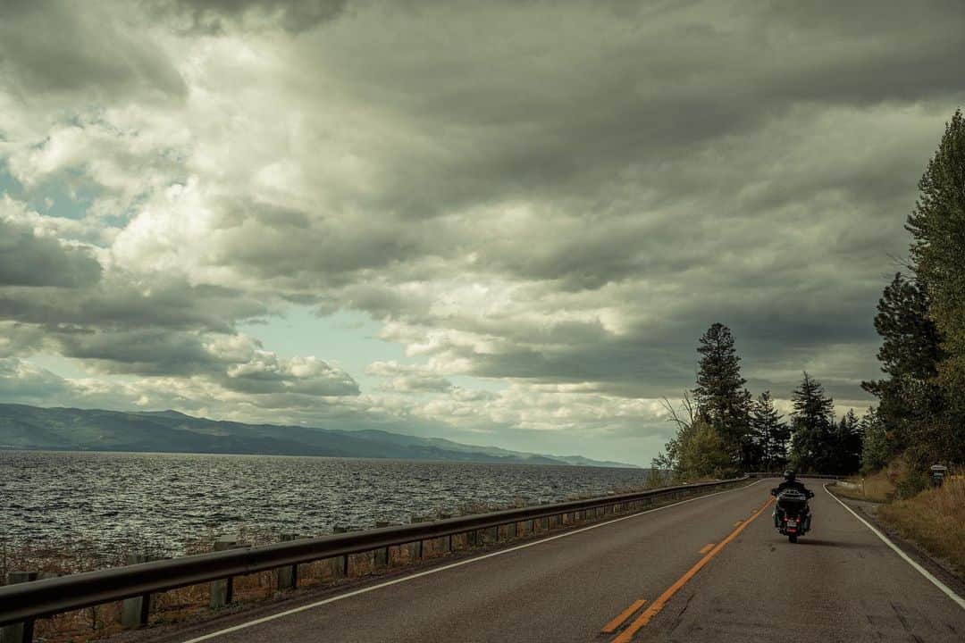 Harley-Davidsonさんのインスタグラム写真 - (Harley-DavidsonInstagram)「‘So we were #BehindBars in #Montana’ always makes for a fun start to a great story.  📷 @_BenChristensen and @EagleRider  #HarleyDavidson #EagleRider」11月24日 9時59分 - harleydavidson