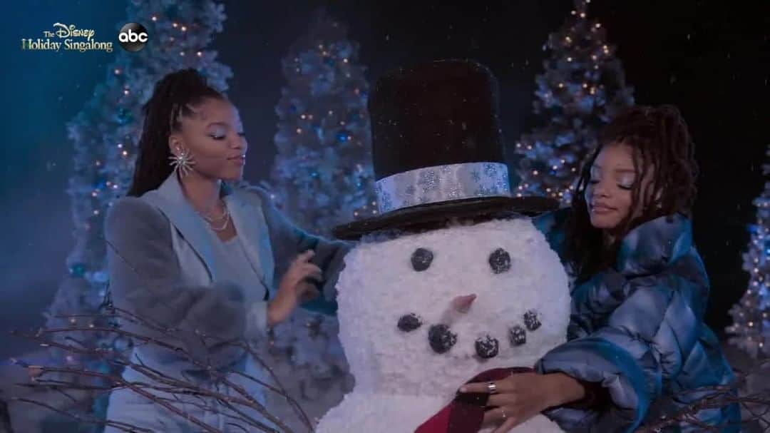 アメリカン・ブロードキャスティング・カンパニーのインスタグラム：「Do you want to build a snowman with @chloexhalle? ☃️ Tune in to #DisneyHolidaySingalong Nov 30!」