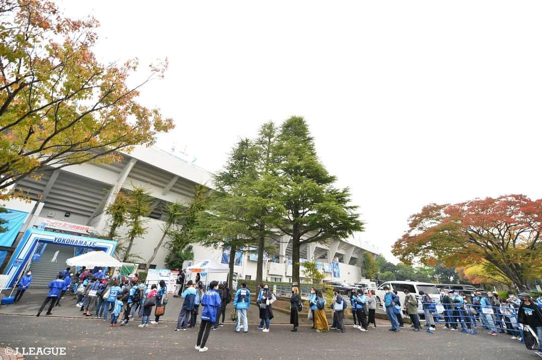 Ｊリーグさんのインスタグラム写真 - (ＪリーグInstagram)「.﻿ Go To STADIUM🏟 ~スタジアムに行こう~﻿ ﻿ 今回紹介するのは、﻿ #横浜FC の #ニッパツ三ツ沢球技場 💙  1955年に建設されたレトロな雰囲気漂う歴史あるスタジアムです🏟  このスタジアムの魅力は、観戦のしやすさです‼️ ピッチと観客席の近さ、サイズのコンパクトさがポイントです👀選手を近くに感じられる臨場感が楽しめます❗️ また、アクセスが良いため、気軽に観に行きやすいスタジアムとなっています😊  まだＪリーグ観戦をしたことのない人にもオススメのスタジアムです✨ ﻿  ニッパツ三ツ沢球技場では、「Ｊリーグ 新型コロナウイルス感染症対応ガイドライン」に基づき感染予防対策をしっかりと行なっています😊﻿ ニッパツ三ツ沢球技場に行こう‼️﻿ ﻿ ﻿ #Ｊリーグ﻿ #jleague﻿ ﻿ #yokohamafc #💙  #横浜Fマリノス #YSCC横浜 #スタジアム #stadium #🏟﻿ #横浜 #神奈川 #景色 #絶景﻿ #美しい #beauty #beautiful﻿ #ダレカニミセタイケシキ﻿ #観光 #旅行 #trip﻿ #サッカー #soccer﻿ #football #⚽️」11月24日 10時00分 - jleaguejp