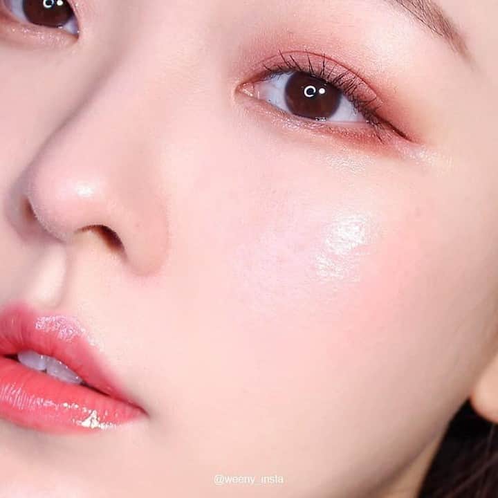 M·A·C Cosmetics Hong Kongさんのインスタグラム写真 - (M·A·C Cosmetics Hong KongInstagram)「點先可以好似LISA咁日日都係good vibes有朝氣？☀️ 擦上LISA仿妝西柚色組合，即時為苦悶生活叉足電! #果凍潤色護唇膏 453 Rouge Awakening 清甜西柚色✖️ #果凍胭脂 That's Peachy 鮮榨蜜桃，juicy酸甜又清新！ 立即嚟M·A·C感受人間芭比嘅正能量啦! 💜🖤  Product mentioned: Glow Play Lip Balm 果凍潤色護唇膏 in 453 Rouge Awakening- HK$190 Glow Play Blush 亮色輕潤感胭脂 in That's Peachy- HK$240 #MACLOVESLISA #MACGLOWPLAY #透明果凍妝 #果凍胭脂 #MACHongKong  Regram from @weeny_insta, @d_meeworld  How to get positive vibes every day? ☀️ Here’s the answer: Pair up the Lisa’s approved 𝗚𝗟𝗢𝗪 𝗣𝗟𝗔𝗬 𝗟𝗜𝗣 𝗕𝗔𝗟𝗠 453 #RougeAwakening with internet-breaking 𝗚𝗟𝗢𝗪 𝗣𝗟𝗔𝗬 𝗕𝗟𝗨𝗦𝗛 #ThatsPeachy to refresh yourself the moment you apply them on!  Come to M·A·C now and get this K-pop icon’s look!」11月24日 10時00分 - maccosmeticshk